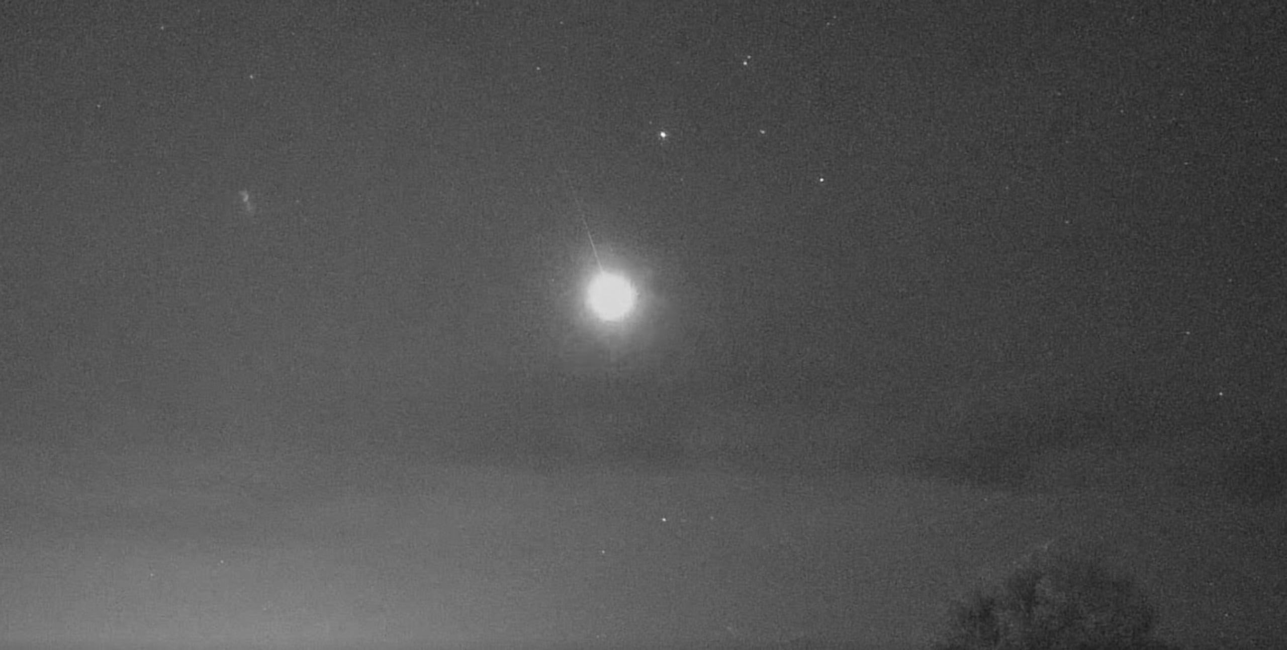 El fenómeno ocurrió a las 10:33 p.m. y pudo ser observado desde múltiples puntos de la Isla.