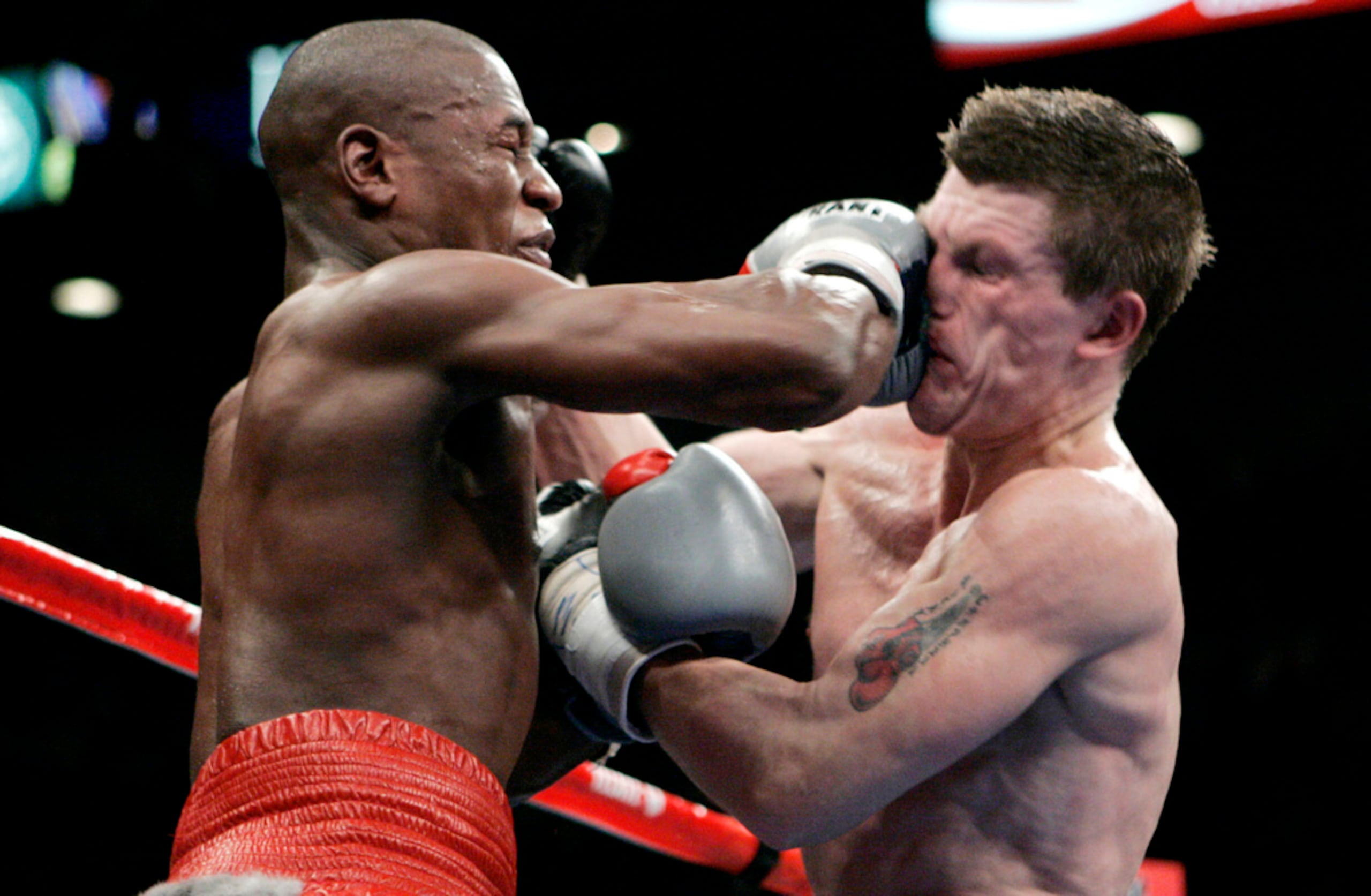 Floyd Mayweather Jr. golpea a Ricky Hatton durante su pelea por el título mundial welter del CMB en el hotel-casino MGM Grand en Las Vegas, el sábado 8 de diciembre de 2007. Mayweather ganó por nocaut en el décimo asalto.