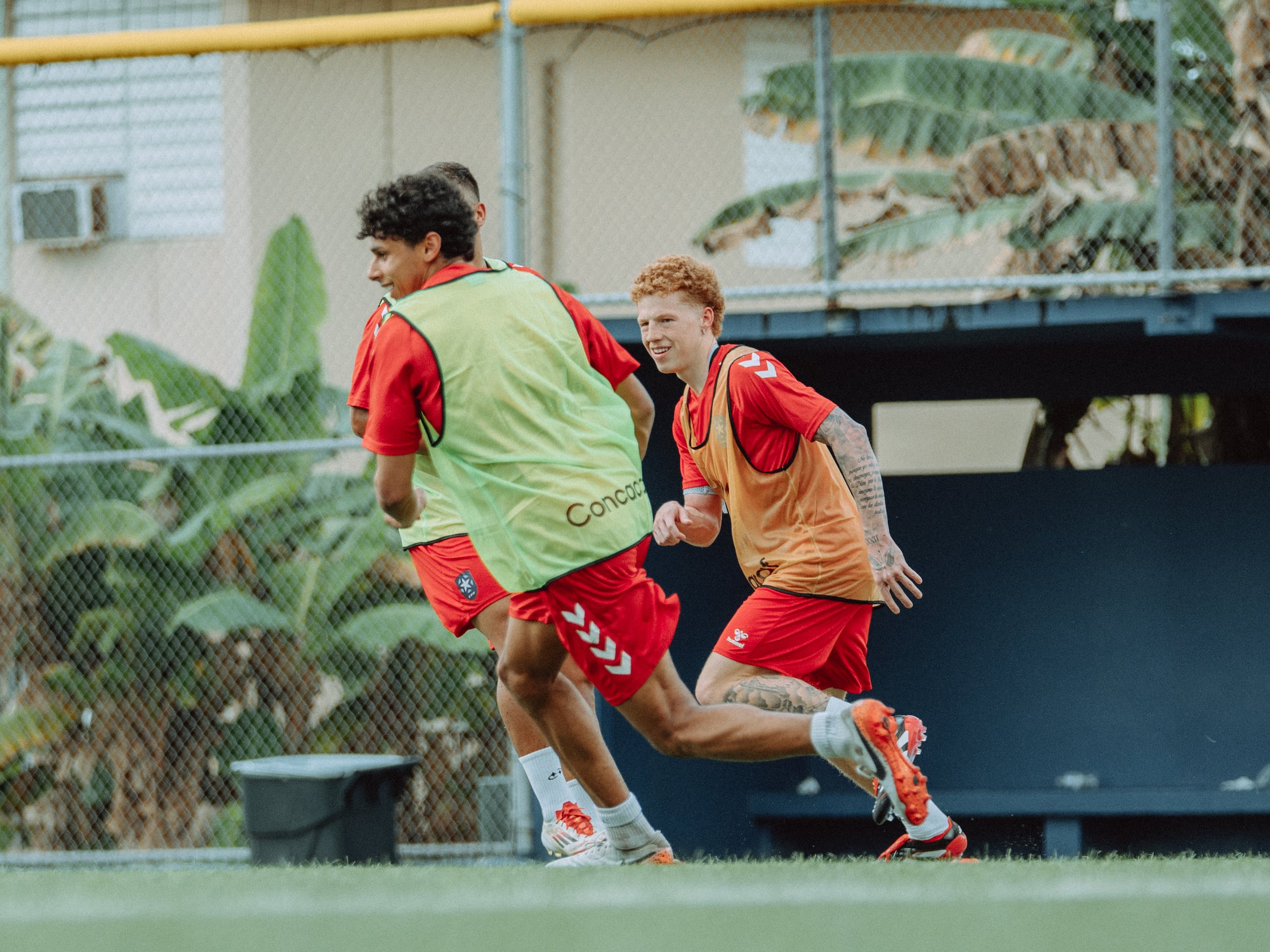 Jeremy de León, a la derecha, durante una práctica de la Selección Nacional rumbo al amistoso de este viernes, 21 de marzo, contra República Dominicana.