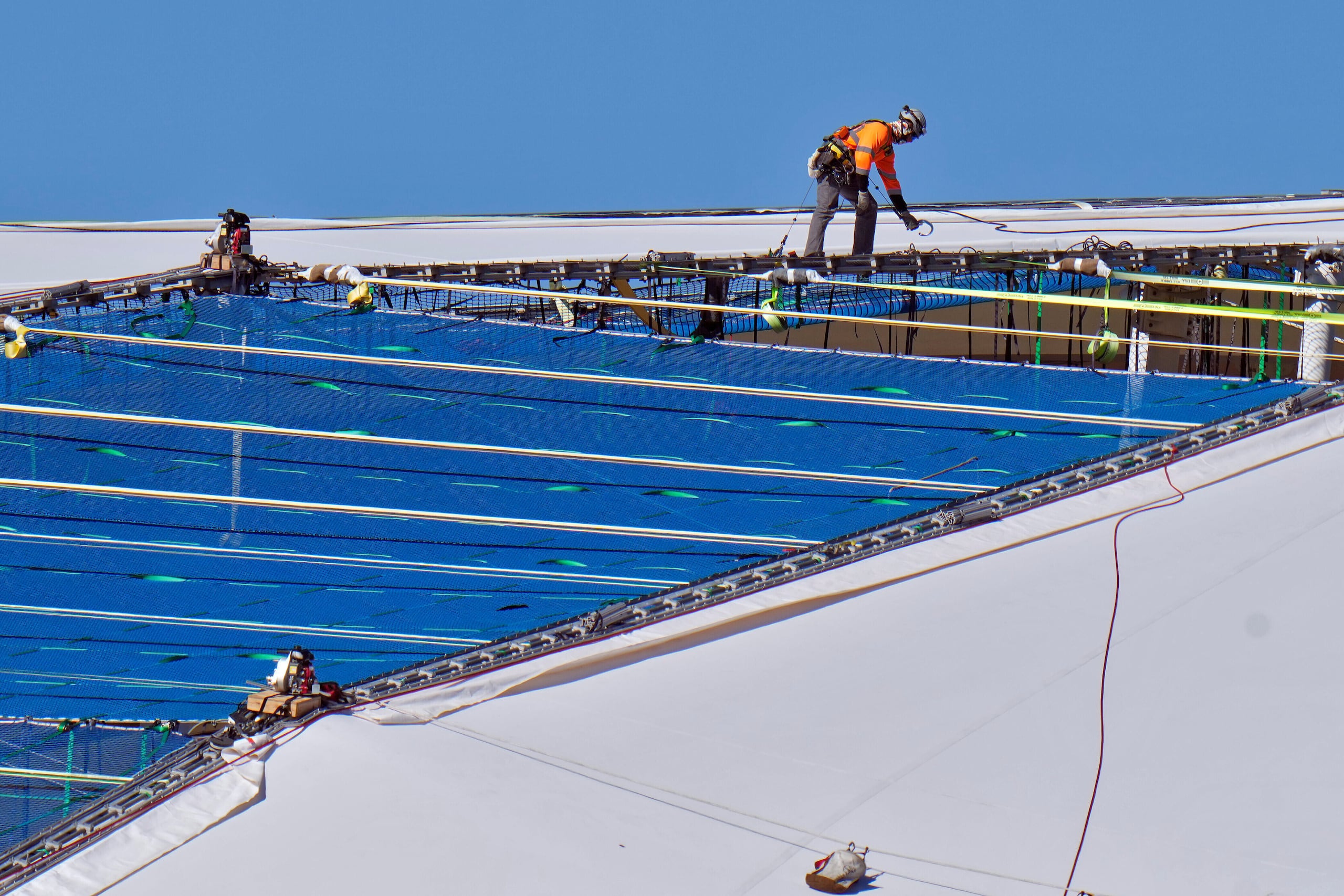 Una cuadrilla de trabajadores sigue reparando los paneles del techo del Tropicana Field, el 3 de noviembre de 2025, en St. Petersburg, Florida (AP Foto/Chris O'Meara)