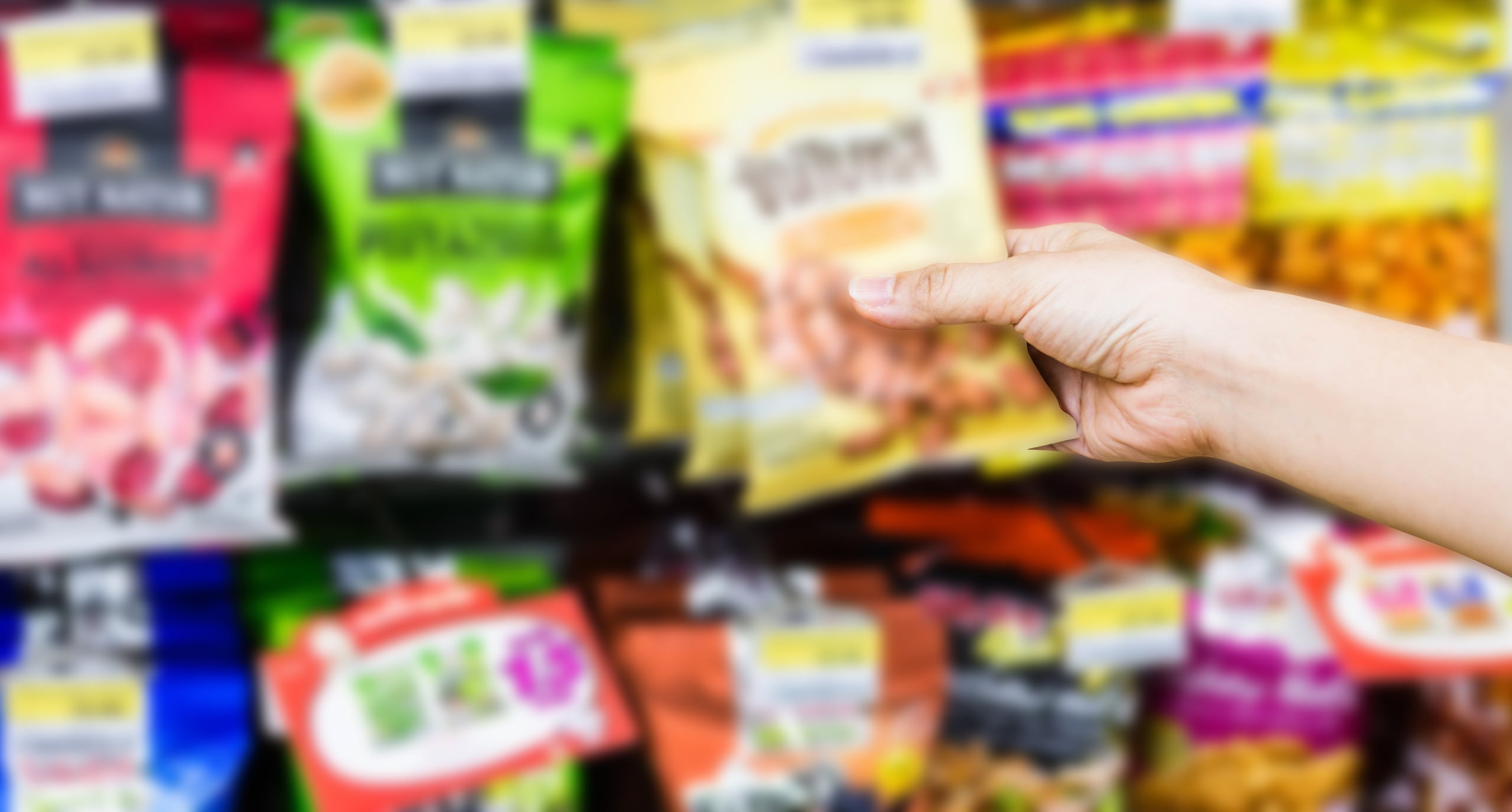 El alto costo de vida que se refleja, entre otras cosas, a la hora de ir al supermercado para adquirir productos, ha obligado a muchos a cambiar sus hábitos alimenticios.