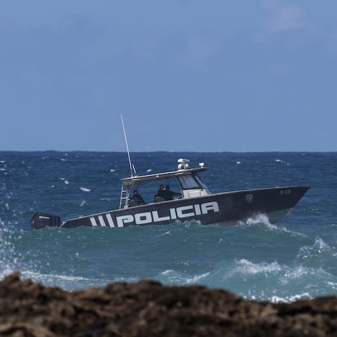 FOTOS: Sigue la búsqueda de hombre arrastrado por las olas en playa de Vega Baja