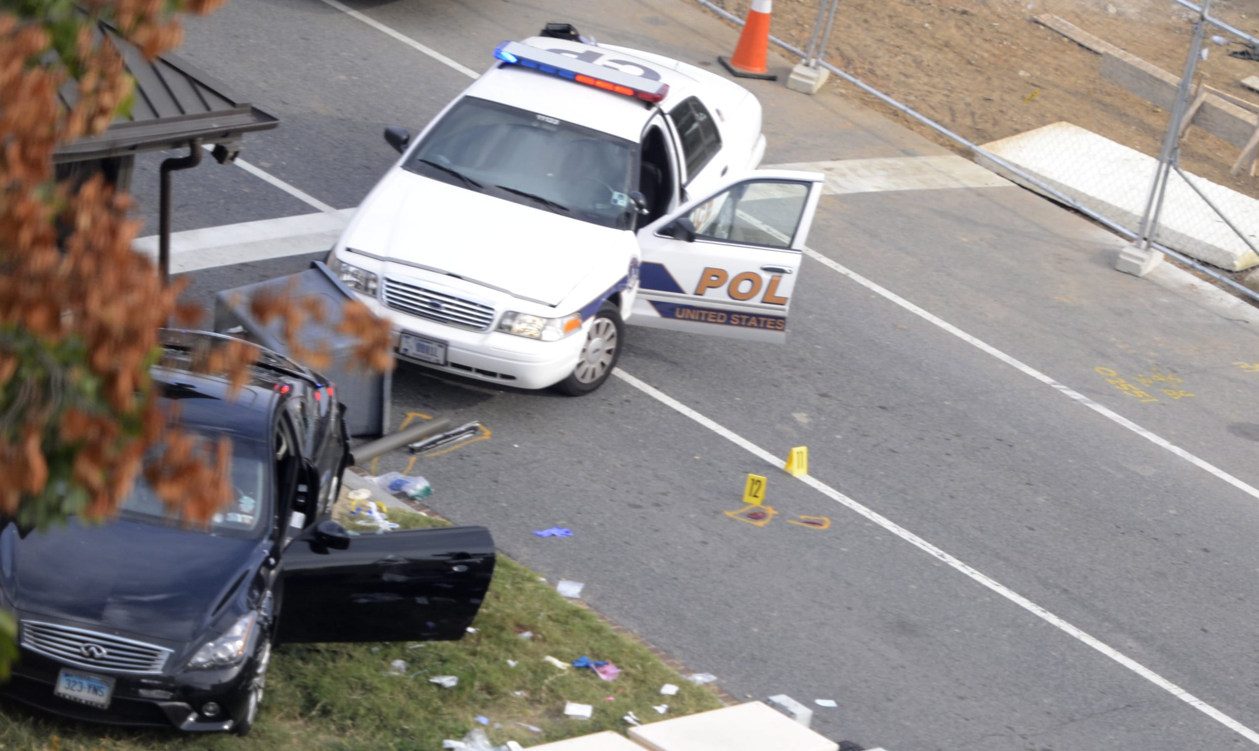 Las autoridades indicaron que aún estaban recabando información en las escenas del crimen, que abarcaron tres lugares. El sospechoso fue abatido. (Archivo)