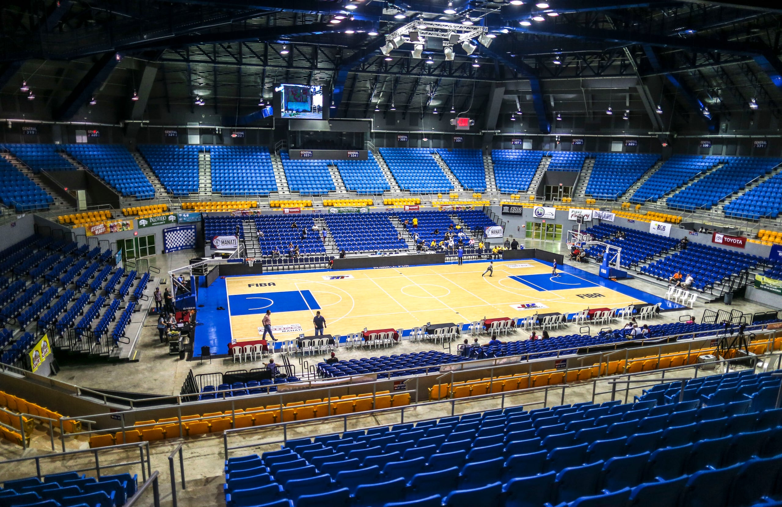 La superficie de juego del coliseo de Manatí se vio afectada el domingo, previo a un juego del BSN.
