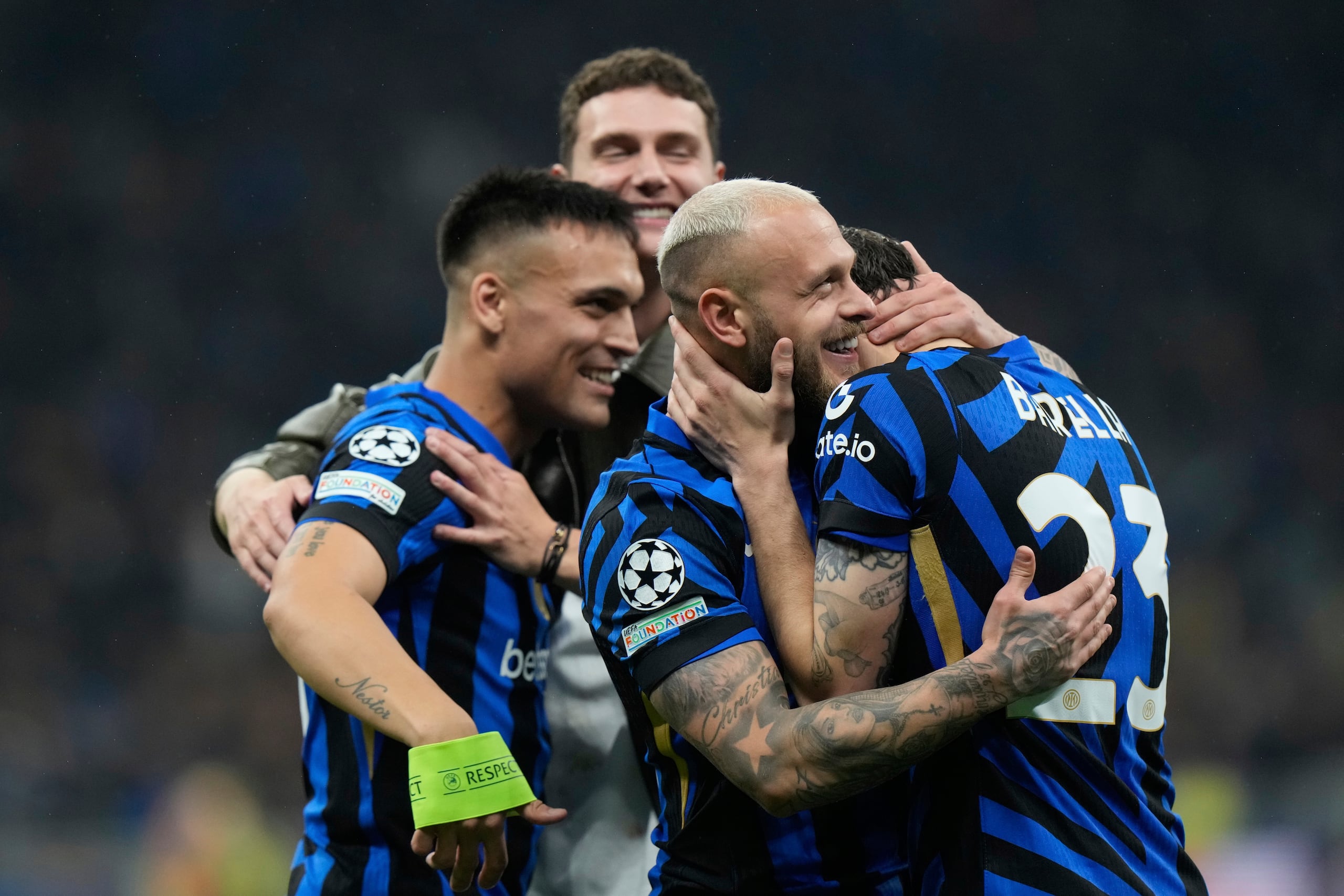 Los jugadores del Inter de Milán celebran tras vencer al Barcelona en la vuelta de su semifinal de la Liga de Campeones.