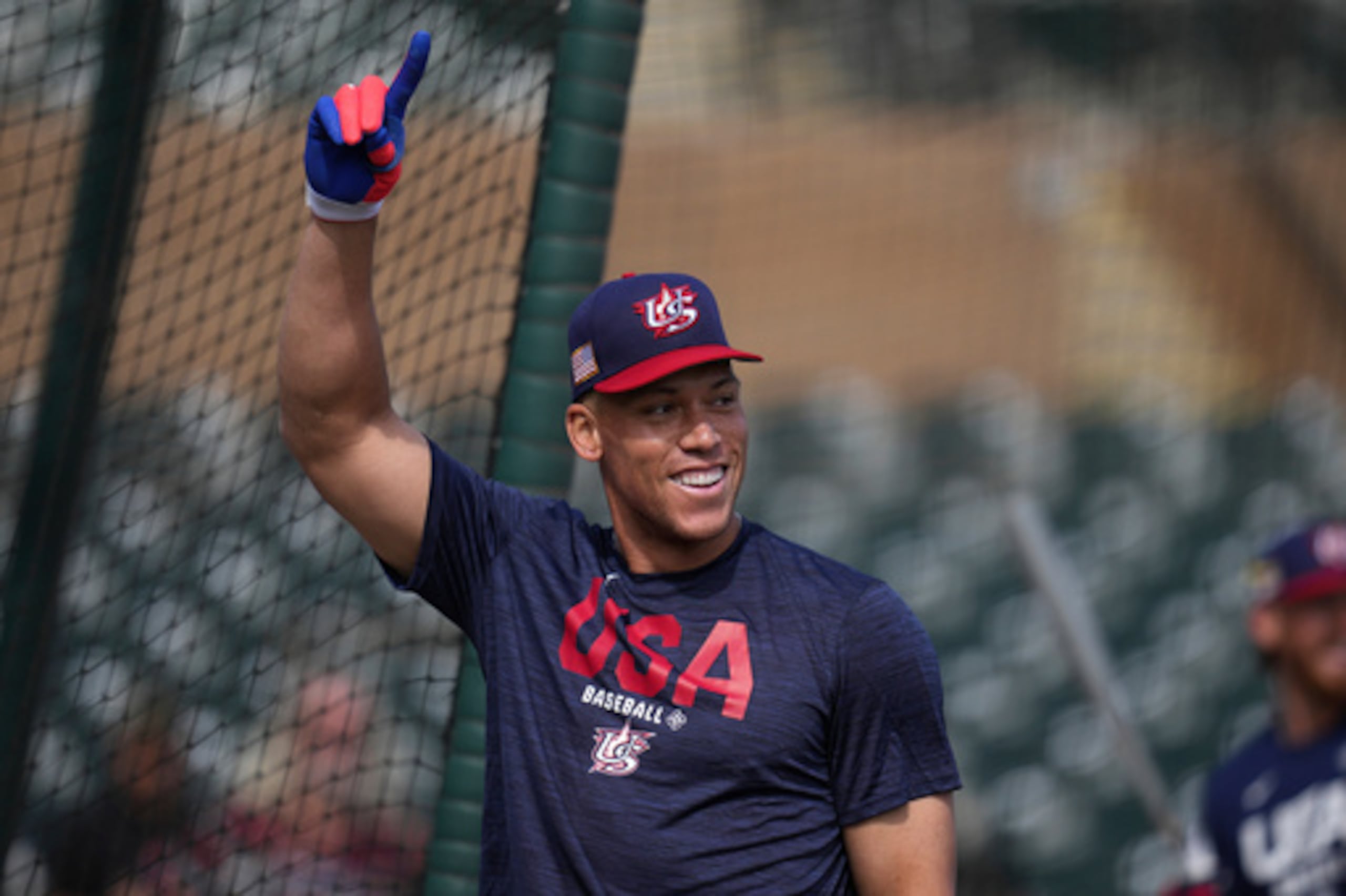 El estadounidense Aaron Judge sonríe mientras practica bateo antes de un partido de exhibición de béisbol contra los Colorado Rockies el miércoles 4 de marzo de 2026, en Scottsdale, Arizona.