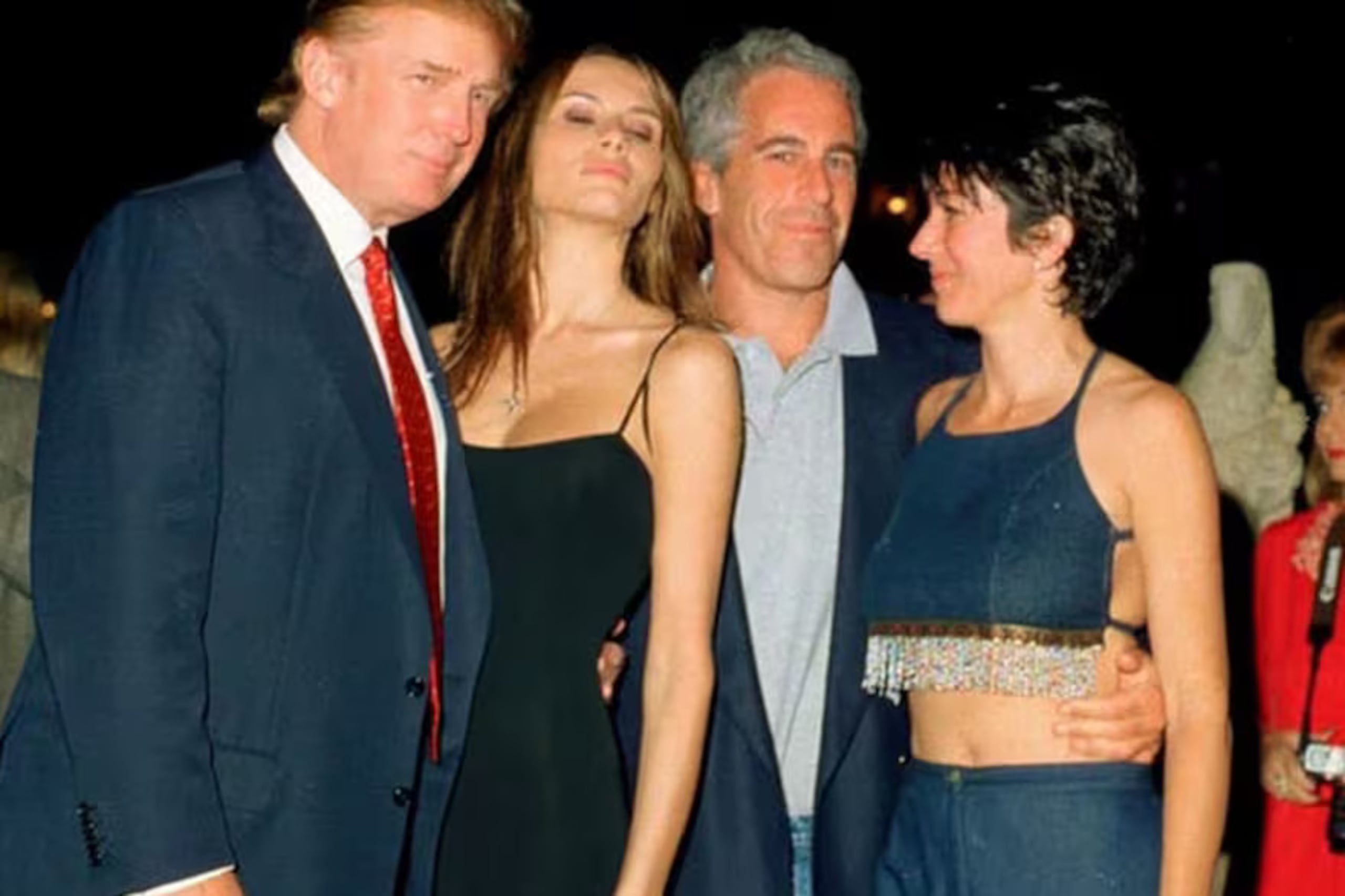 El informe incluye que en una ocasión Trump viajó únicamente con Epstein una joven de 20 años.