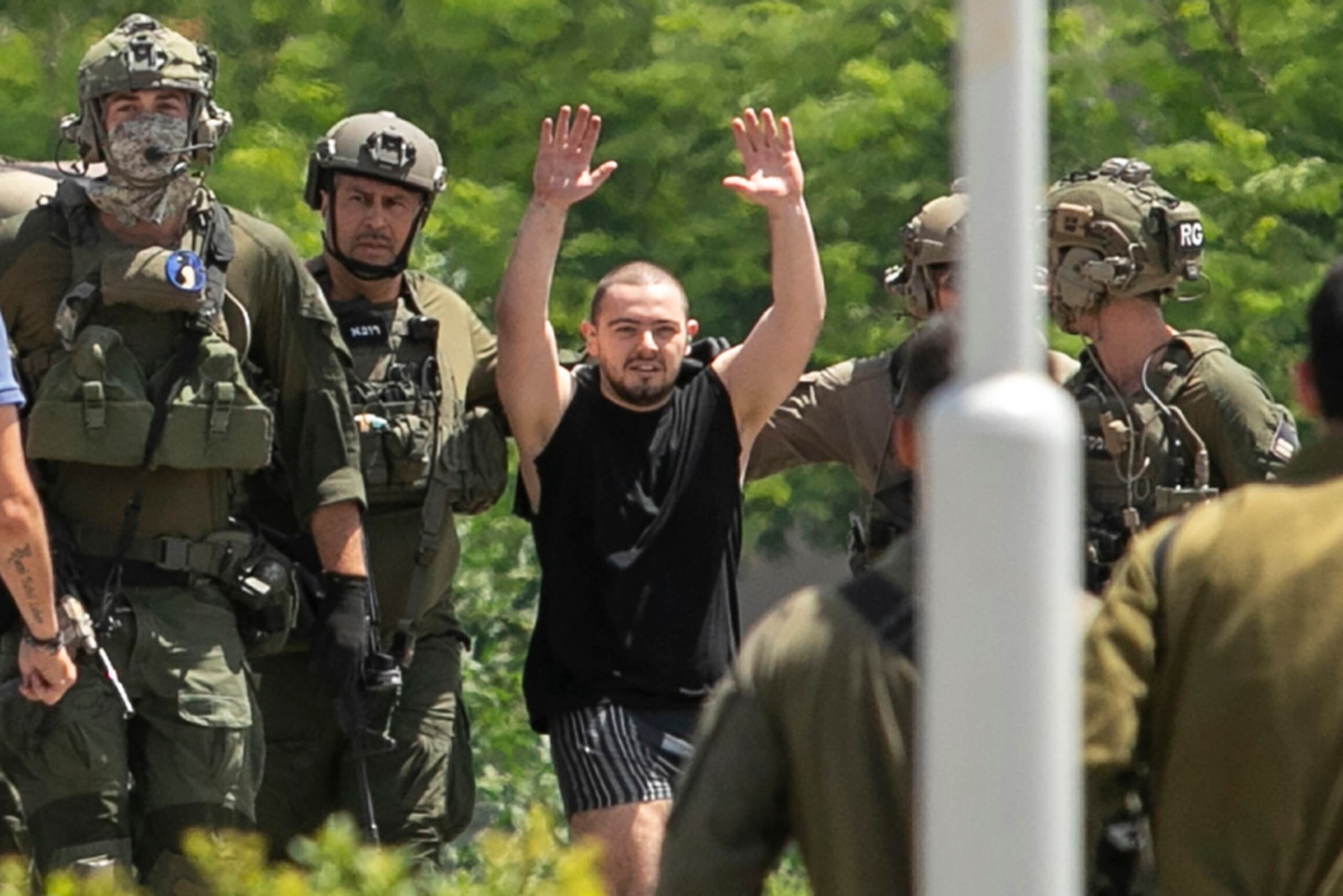 Almog Meir Jan, de 21 años, secuestrado en Israel durante el ataque encabezado por Hamás el 7 de octubre de 2023, levanta las manos tras llegar en helicóptero al Centro Médico Sheba en Ramat Gan, Israel, el 8 de junio de 2024.
