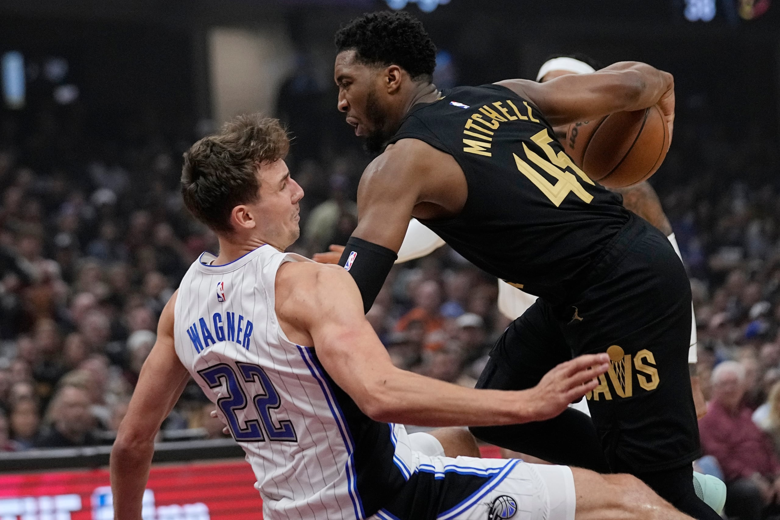 Franz Wagner (22) del Magic le propina una falta personal a Donovan Mitchell (45) y cae al piso tras el contacto. Por más que Orlando intentó, hoy domingo no pudieron contener a Mitchell.