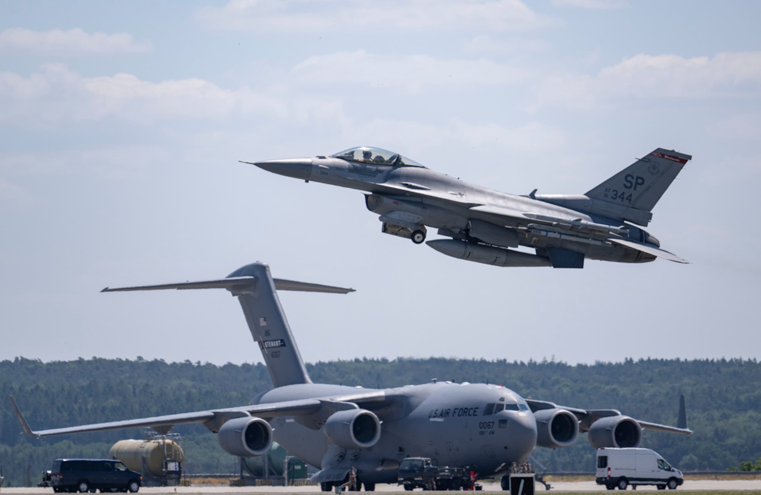 Un caza F-16 de la Fuerza Aérea estadounidense despega de la Base Aérea de Spangdahlem en Alemania, el 14 de junio de 2023 durante el ejercicio Air Defender 2023.