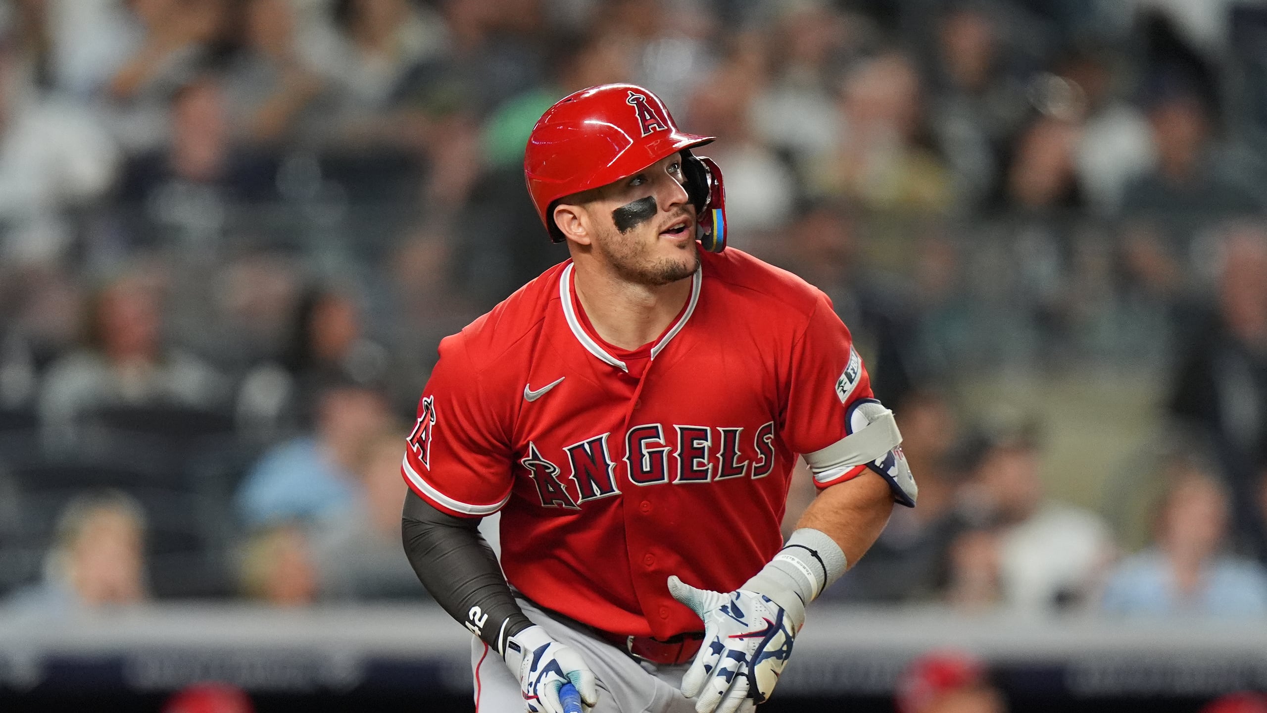 Mike Trout, de los Angels de Los Ángeles, observa una pelota desaparecer tras conectar un cuadrangular de dos carreras.