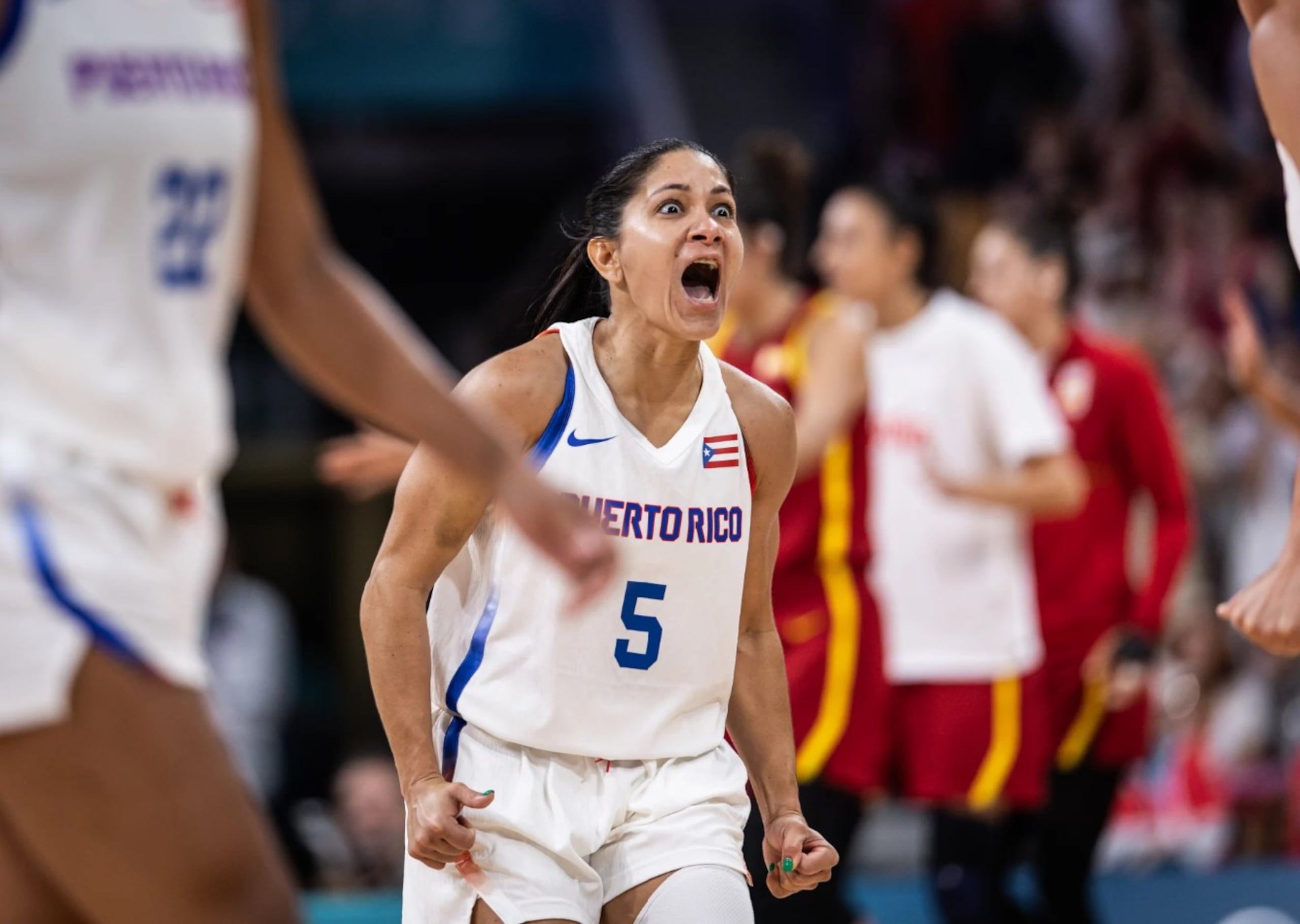 Pamela Rosado reacciona a una jugada del partido. Así de intensa fue la reacción a la apreciación de la árbitro al foul que definió el partido y que le costó a Puerto Rico su primer triunfo olímpico. (FIBA)