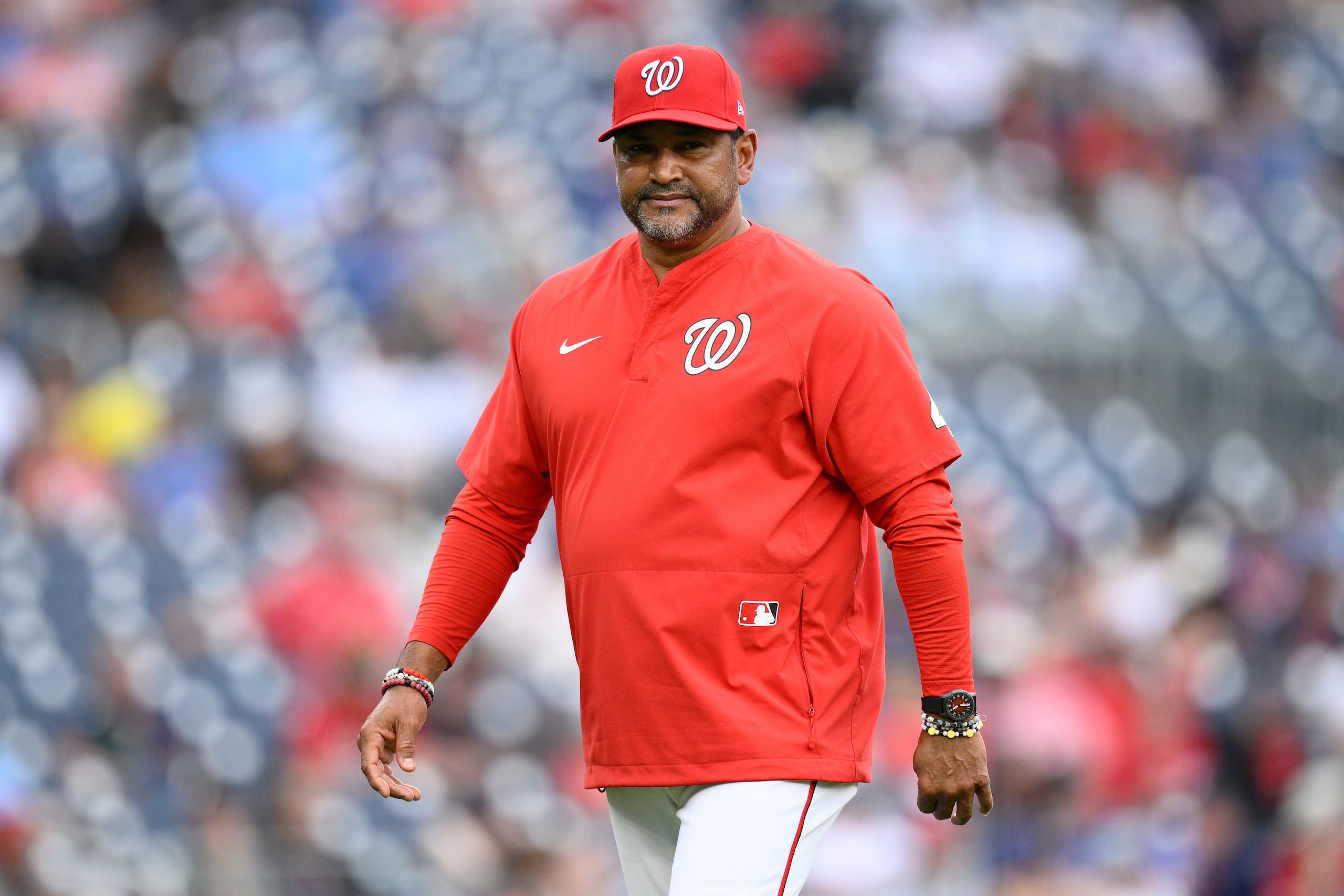 El puertorriqueño Dave Martínez, manager de los Nacionales de Washington, vuelve a la cueva durante el duelo del domingo 8 de junio de 2025, ante los Rangers de Texas (AP Foto/Nick Wass)