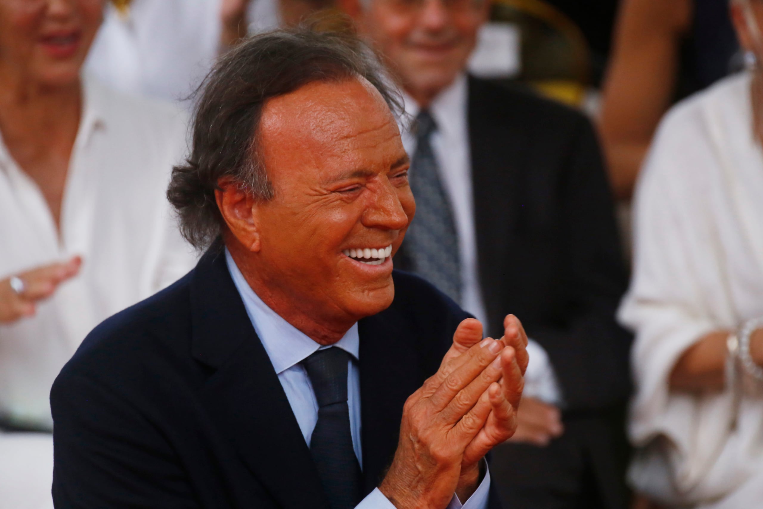 Con más de 300 millones de discos vendidos en todo el mundo de sus más de 100 álbumes grabados, Julio Iglesias se mantiene como el cantante latino de mayor éxito comercial en la historia, un hecho por el que en 2014 entró por segunda vez en libro Guinness.