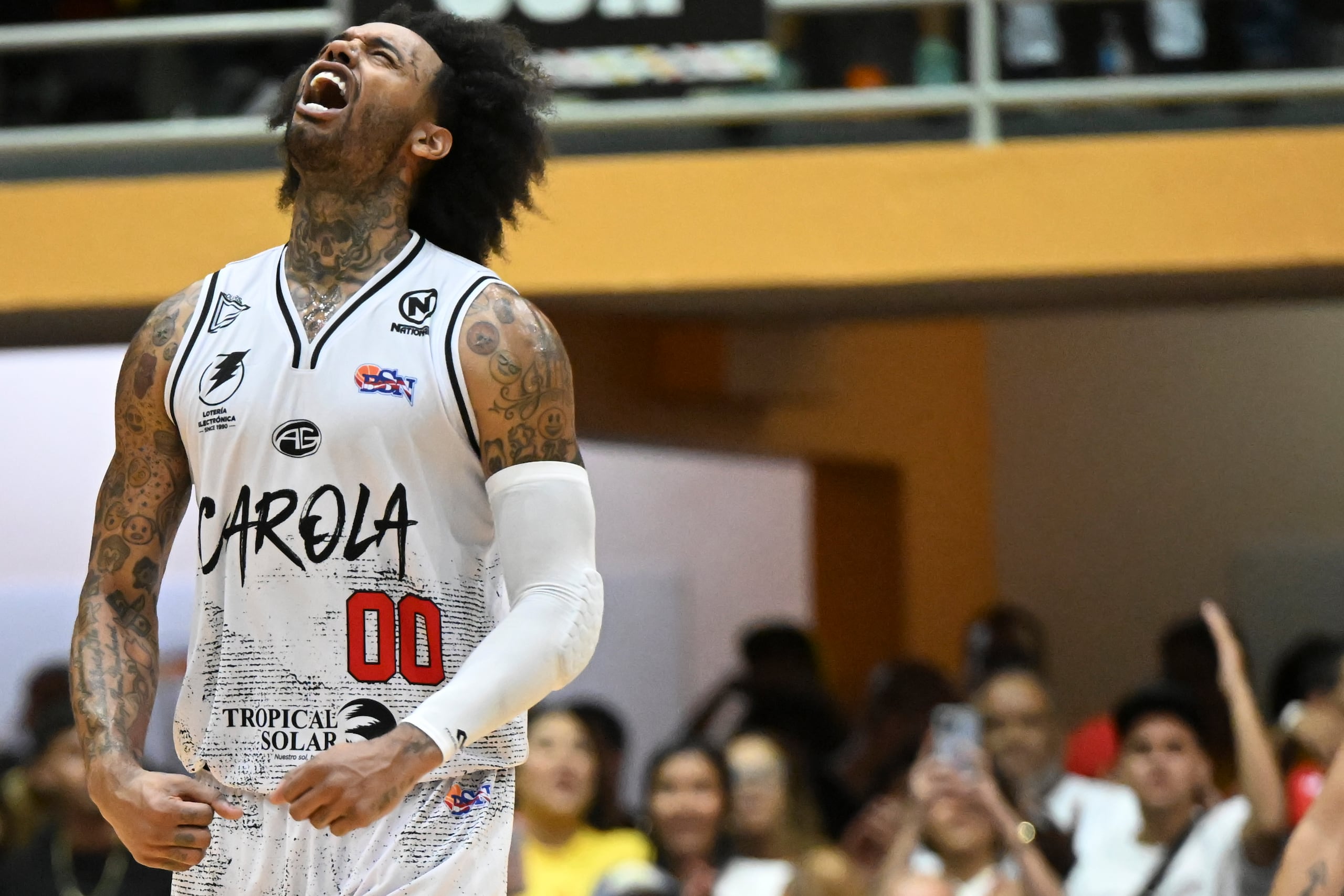 Mike Scott festeja tras anotar un canasto en la final 2023 del BSN entre los Vaqueros de Bayamón y los Gigantes de Carolina.