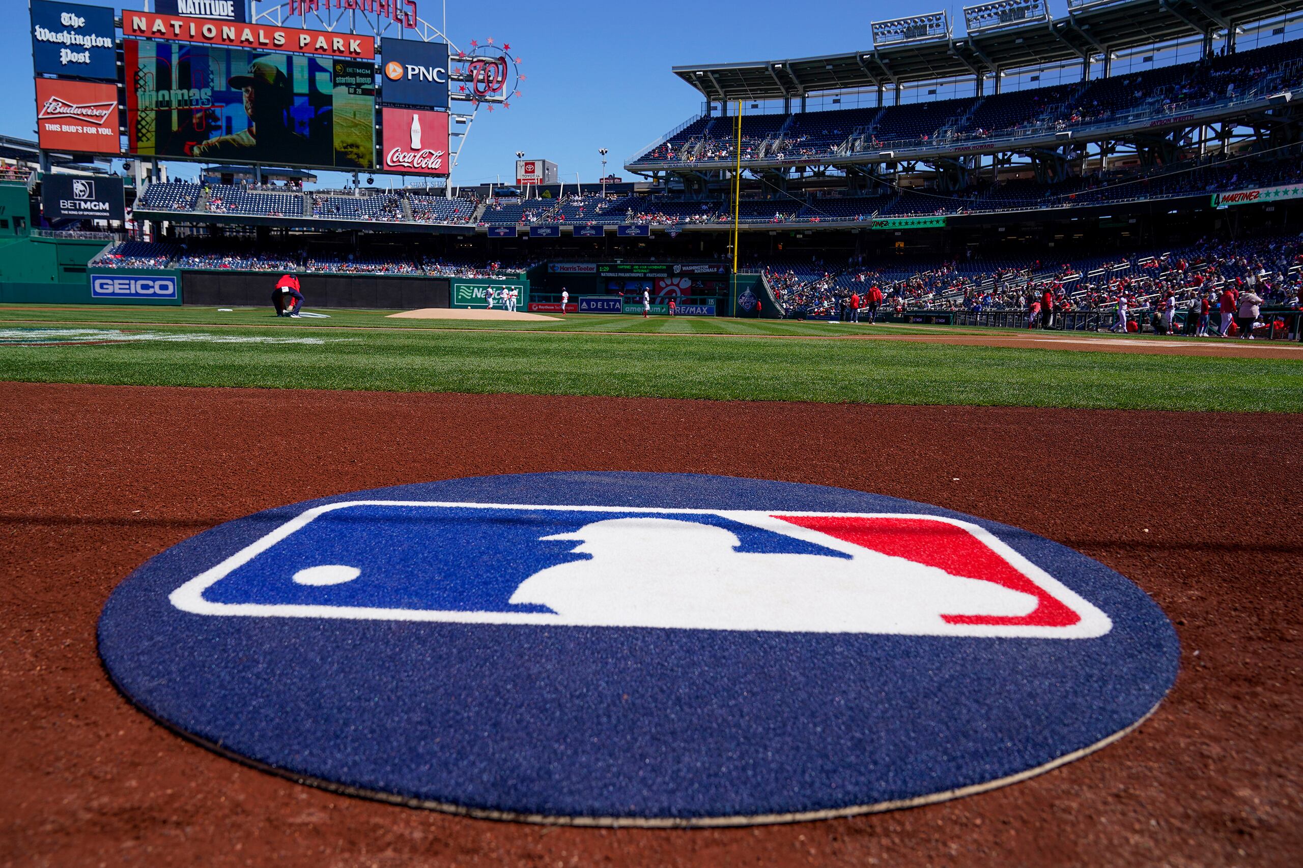 El círculo con el logo de la MLB antes del encuentro entre los Nationals de Washington y los Braves de Atlanta el domingo 2 de abril del 2023. (AP Foto/Alex Brandon)