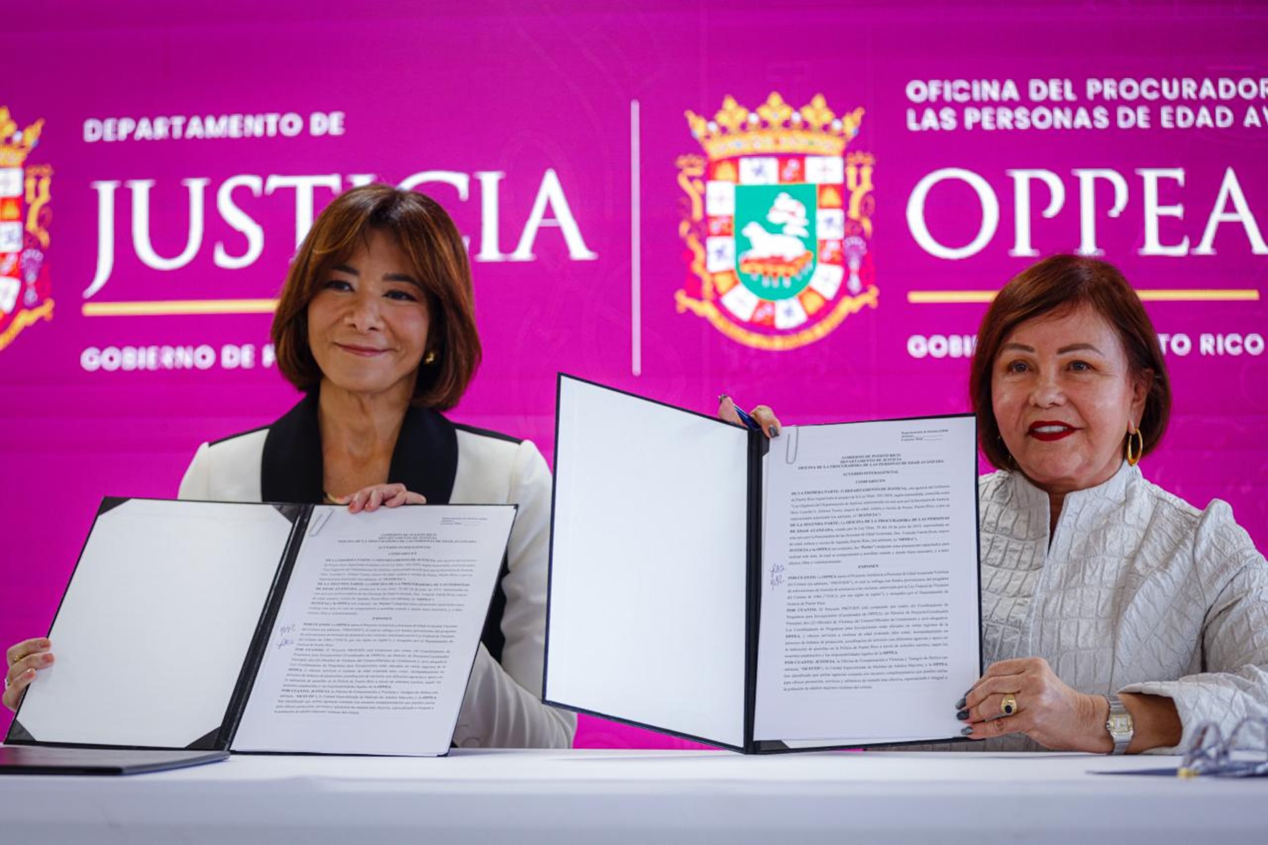 La secretaria de Justicia, Lourdes Gómez Torres, y la procuradora de las Personas de Edad Avanzada, Yolanda Varela Rosa, firmaron un acuerdo interagencial que ampliará y agilizará los servicios a la población de adultos mayores víctimas de delito.