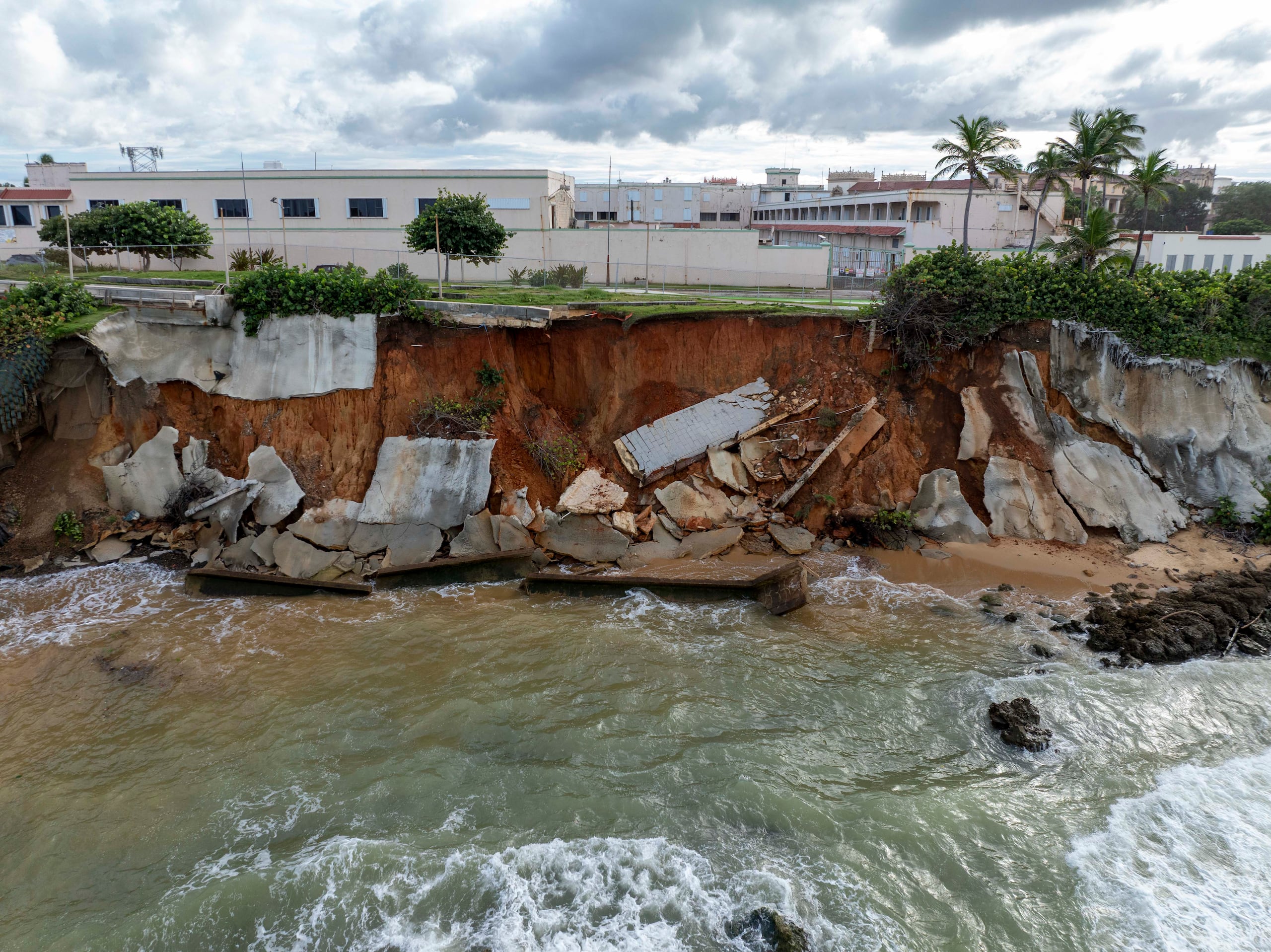 Las imágenes hablan solas sobre la amenaza de la erosión costera.