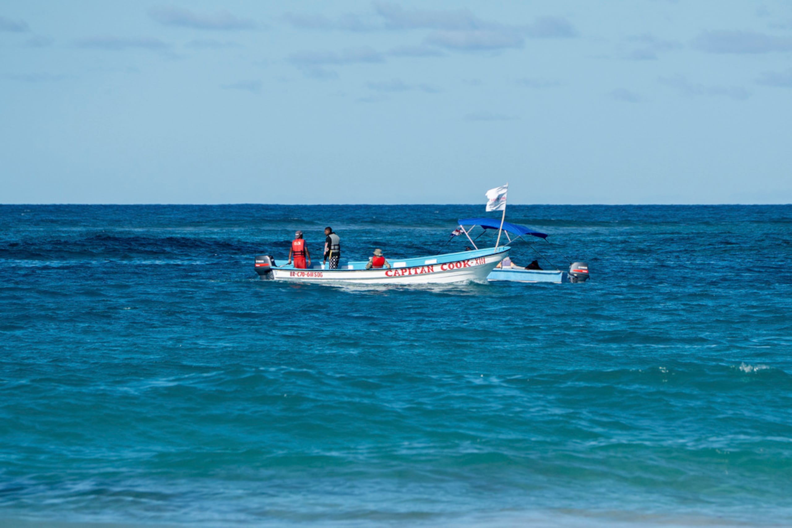 Embarcaciones de defensa civil buscan a Sudiksha Konanki, una estudiante universitaria de origen indio que desapareció en una playa de Punta Cana, República Dominicana, el 10 de marzo de 2025.