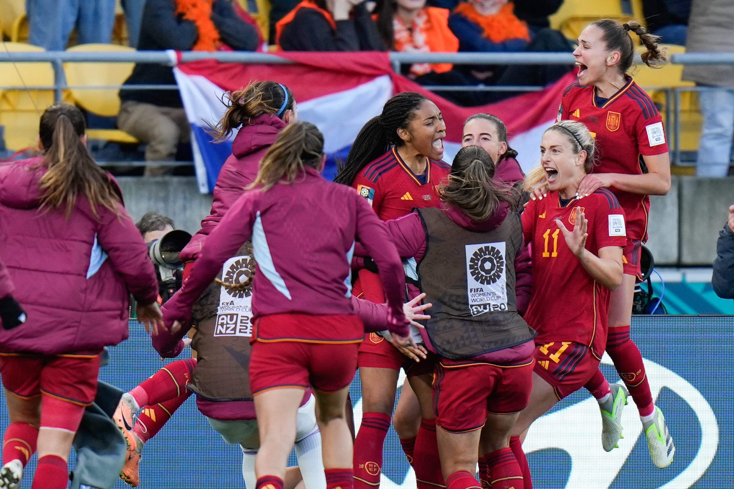 Salma Paralluelo (centro), de España, festeja con sus compañeras tras marcar el tanto del triunfo sobre Holanda.