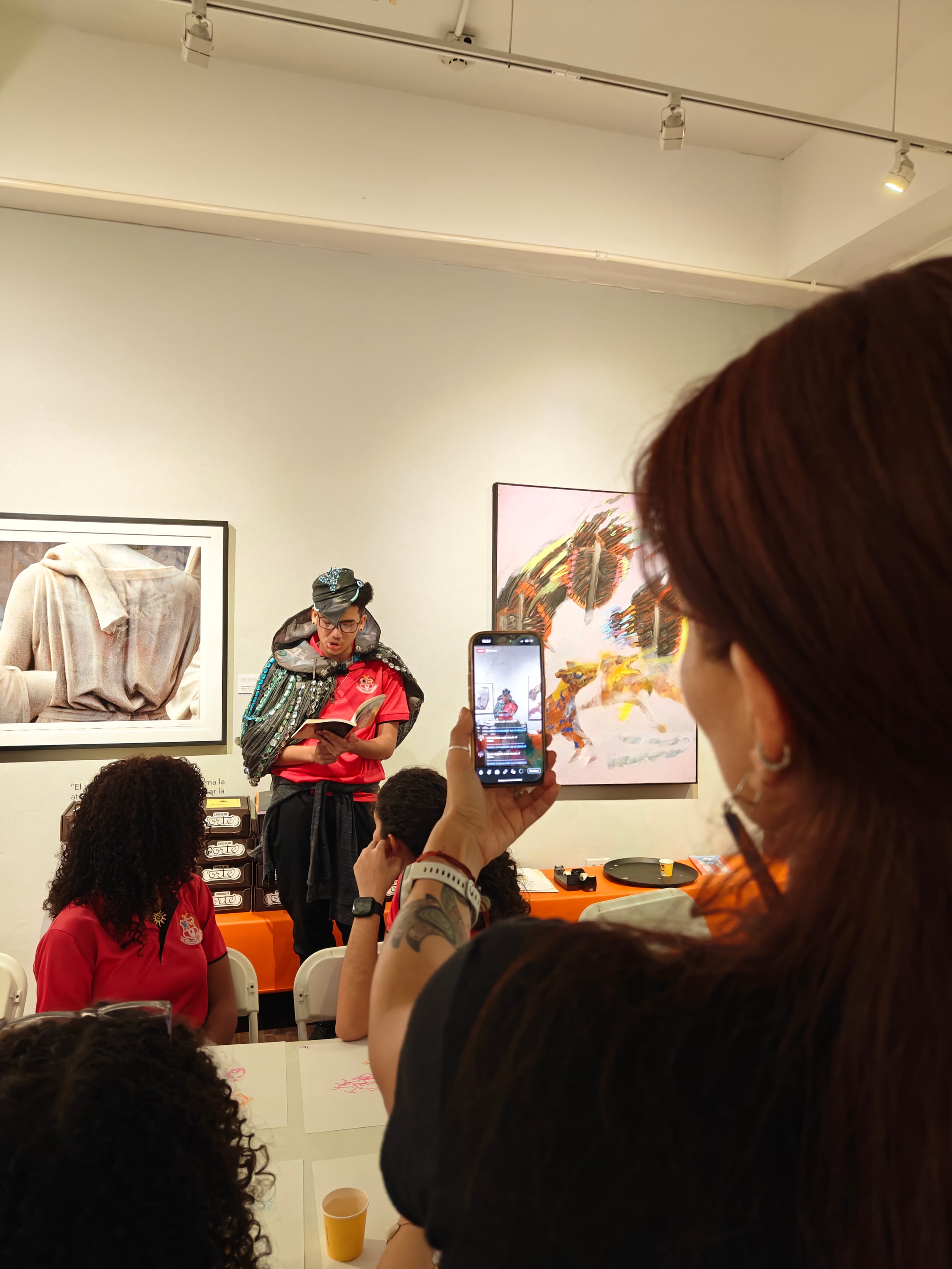 Jan Xavier Apellaniz Nieves recibió los poderes del "Guatibirí Lector" para compartir la lectura de un poema con sus compañeros de escuela