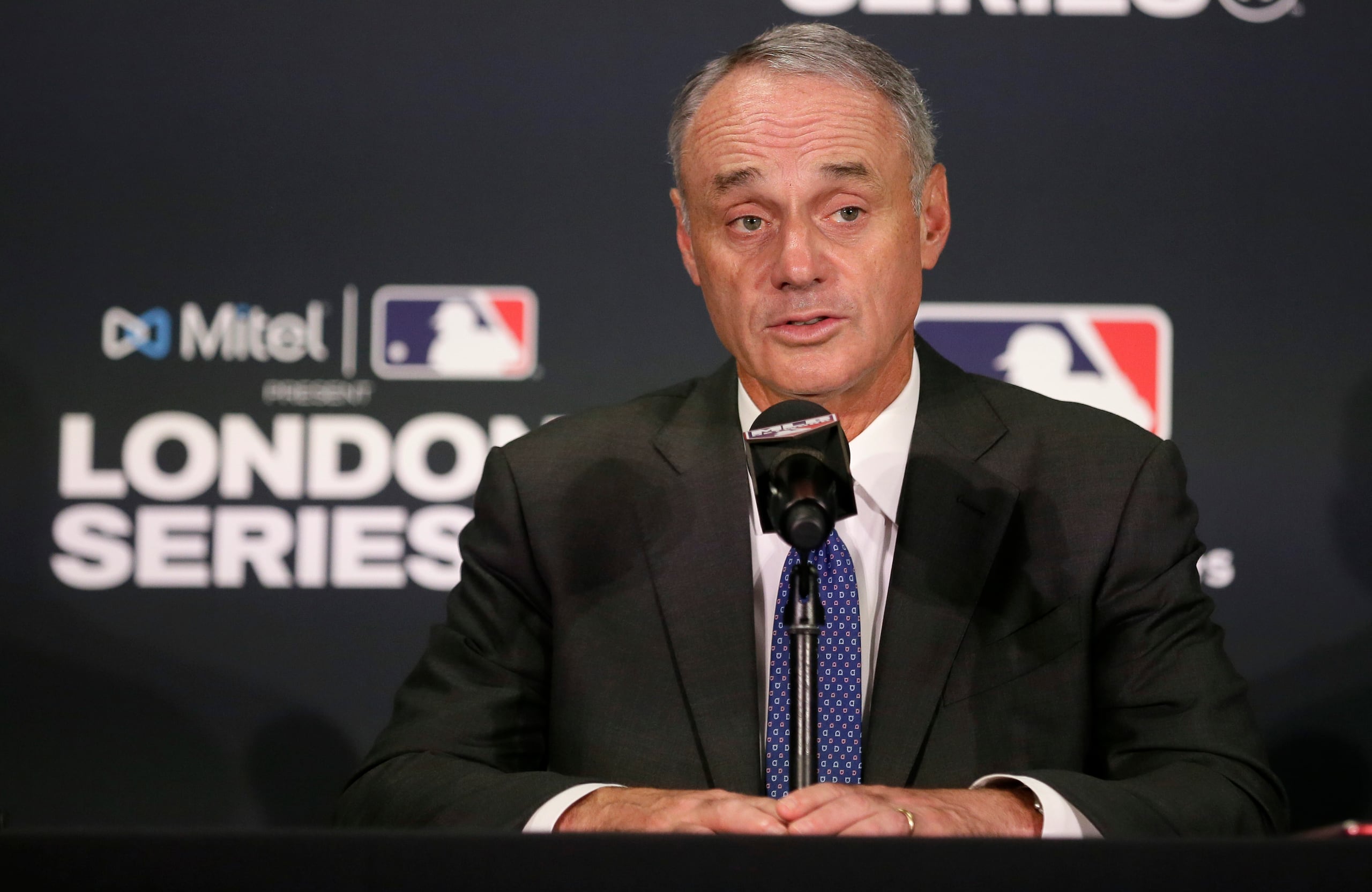 El comisionado de las Grandes Ligas, Rob Manfred, habla en una conferencia de prensa, el 29 de junio de 2019, en Londres (AP Foto/Tim Ireland, archivo)
