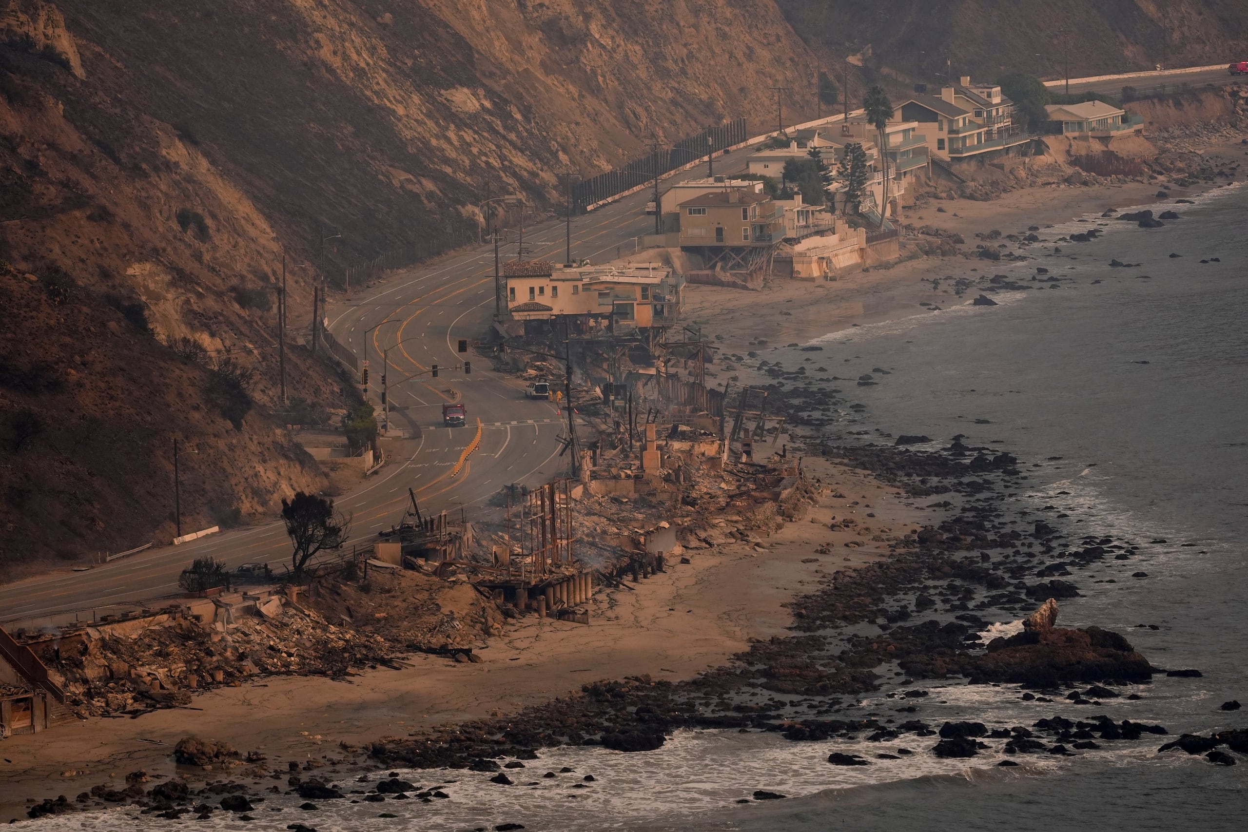 La foto muestra las viviendas destruidas en el vecindario de Palisades por los incendios forestales en Malibu, California, el jueves 9 de enero de 2025.
