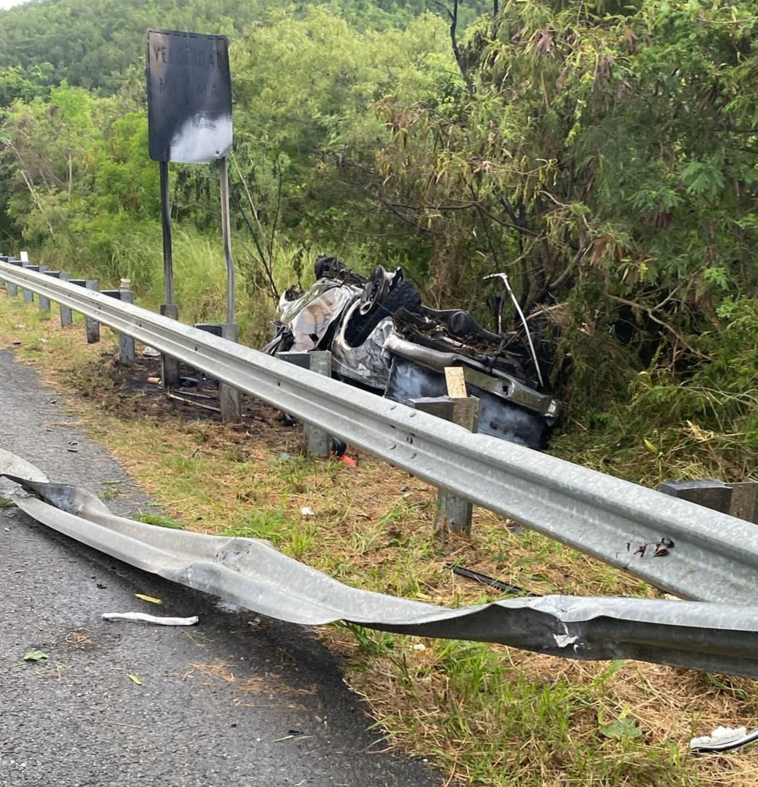 Así quedó el auto que se incendió tras chocar contra una valla de la carretera PR-2 en Sabana Grande.