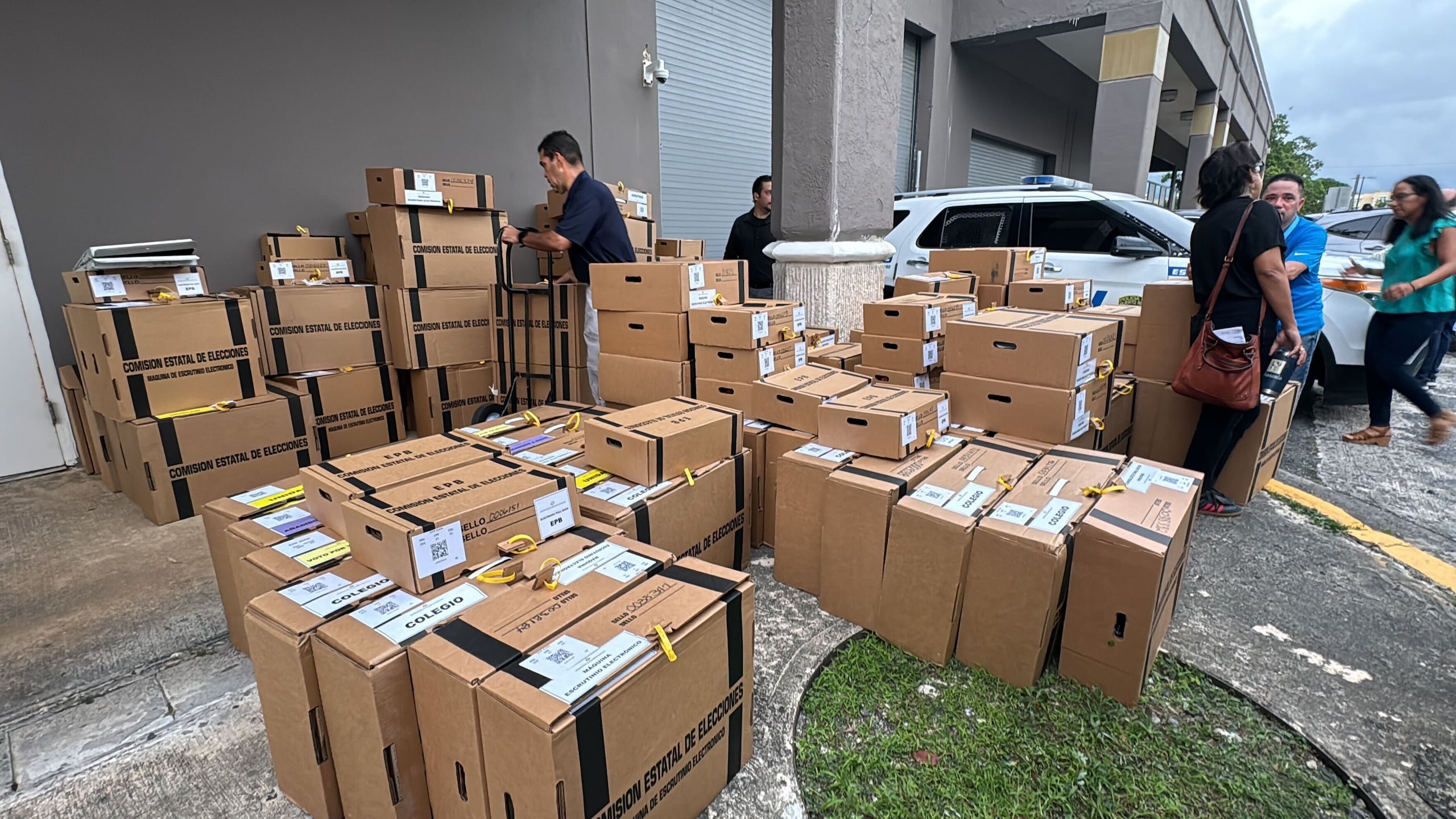 La comisionada electoral del Partido Popular Democrático, Karla Angleró, indicó que el envío errado de los 14 maletines atrasó un poco los trabajos mañaneros.