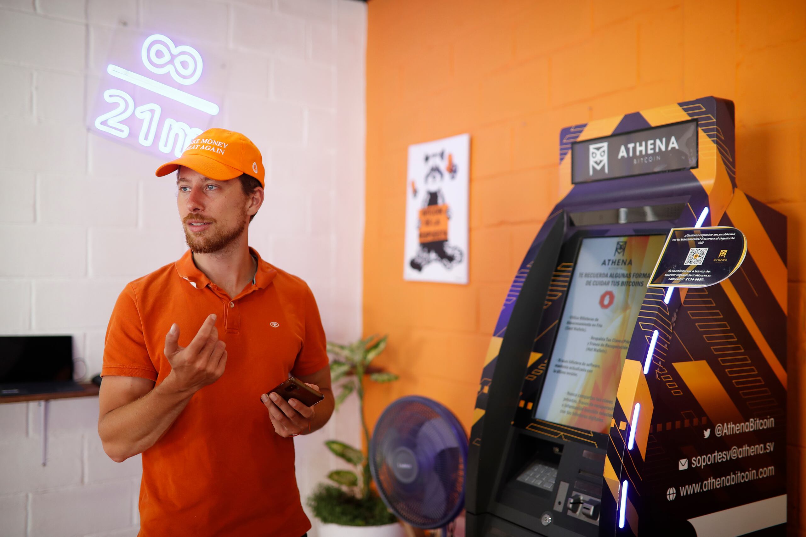 Leon Siegmund, ciudadano alemán y entusiasta del uso de criptomonedas, visita el Centro Comunitario Bitcóin el 4 de septiembre en Berlín, en El Salvador. (EFE/Rodrigo Sura)