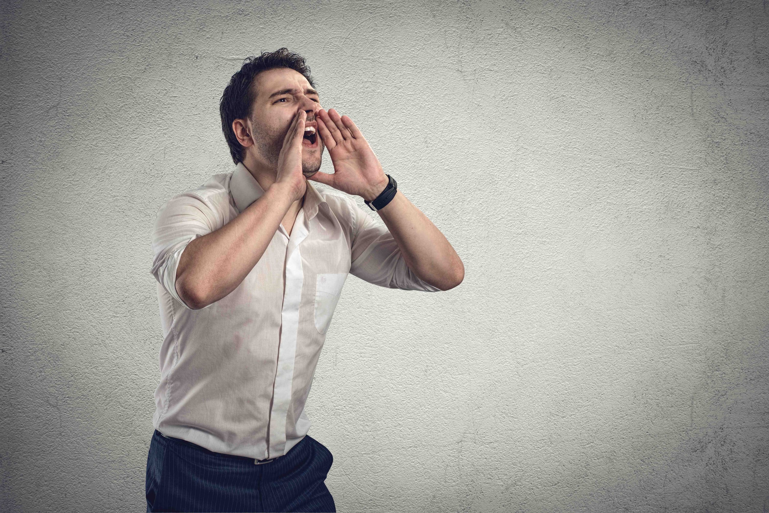 Hablar demasiado, gritar, aclarar la garganta constantemente o fumar pueden lastimar las cuerdas vocales.