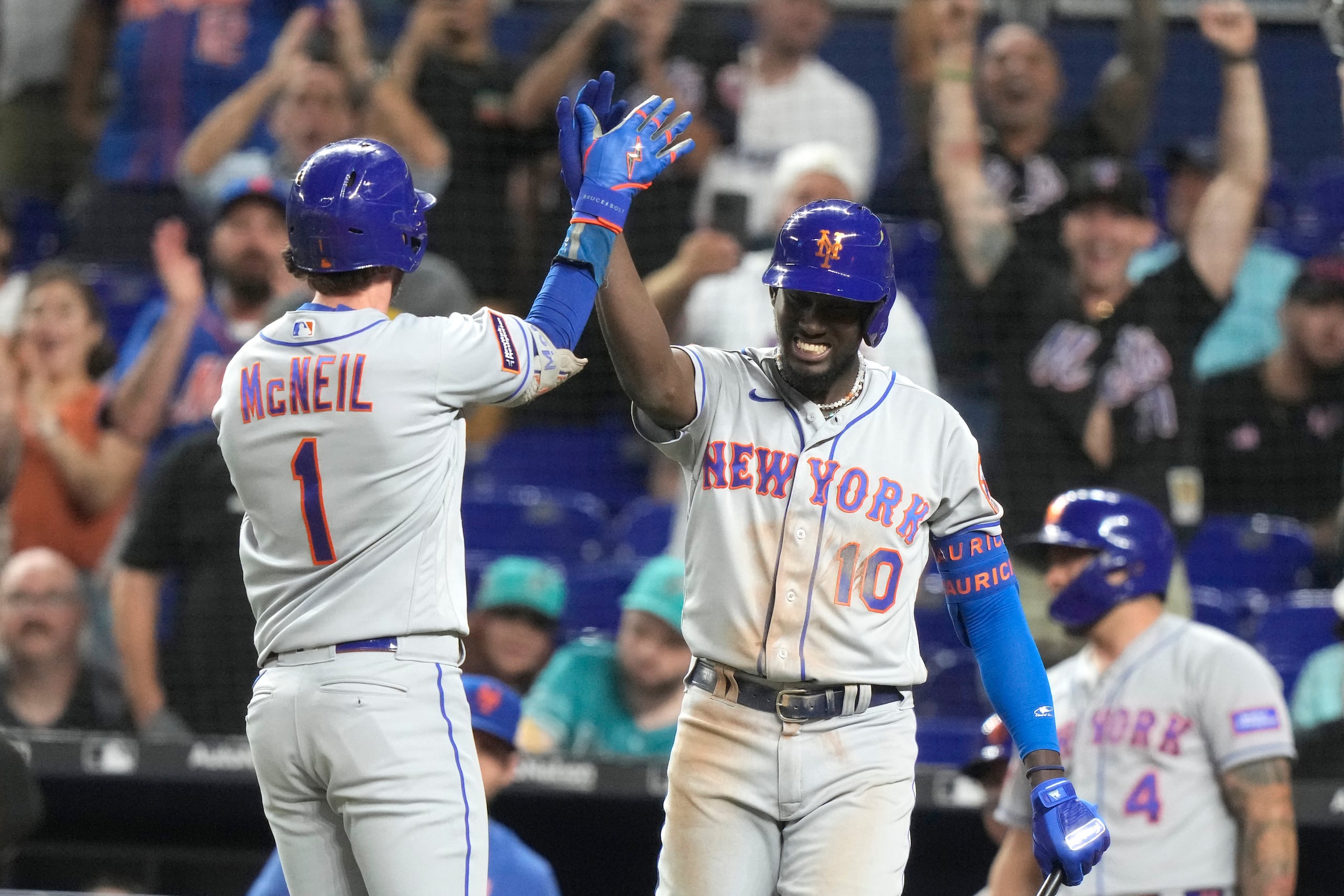 Jeff McNeil de los Mets de Nueva York salud a su compañero el dominicano Ronny Mauricio tras pegar un jonrón solitario en la novena ante los Marlins de Miami el lunes 18 de septiembre del 2023. (AP Foto/Lynne Sladky)