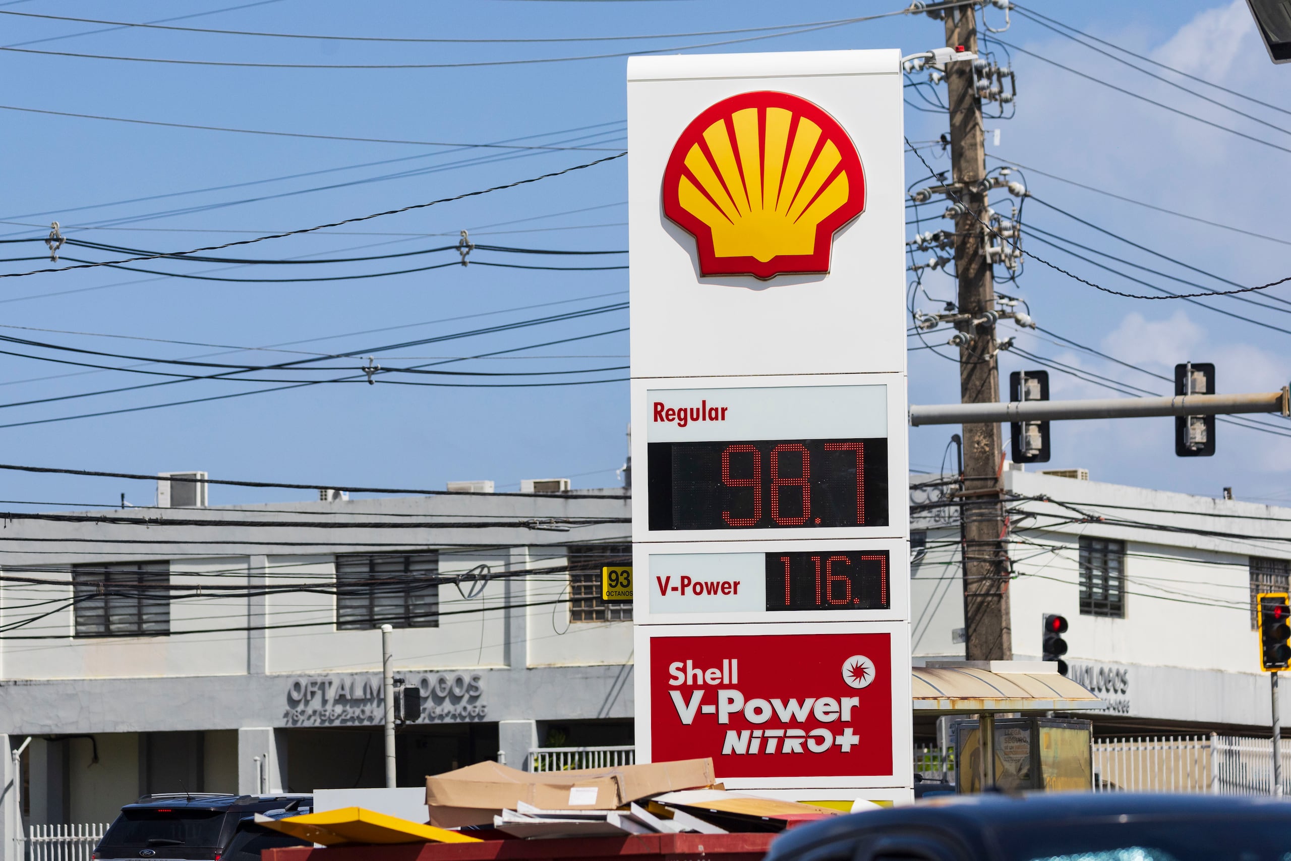 La puerta corrediza de la gasolinera fue valorada en más de $3,000. (Archivo / GFR Media)