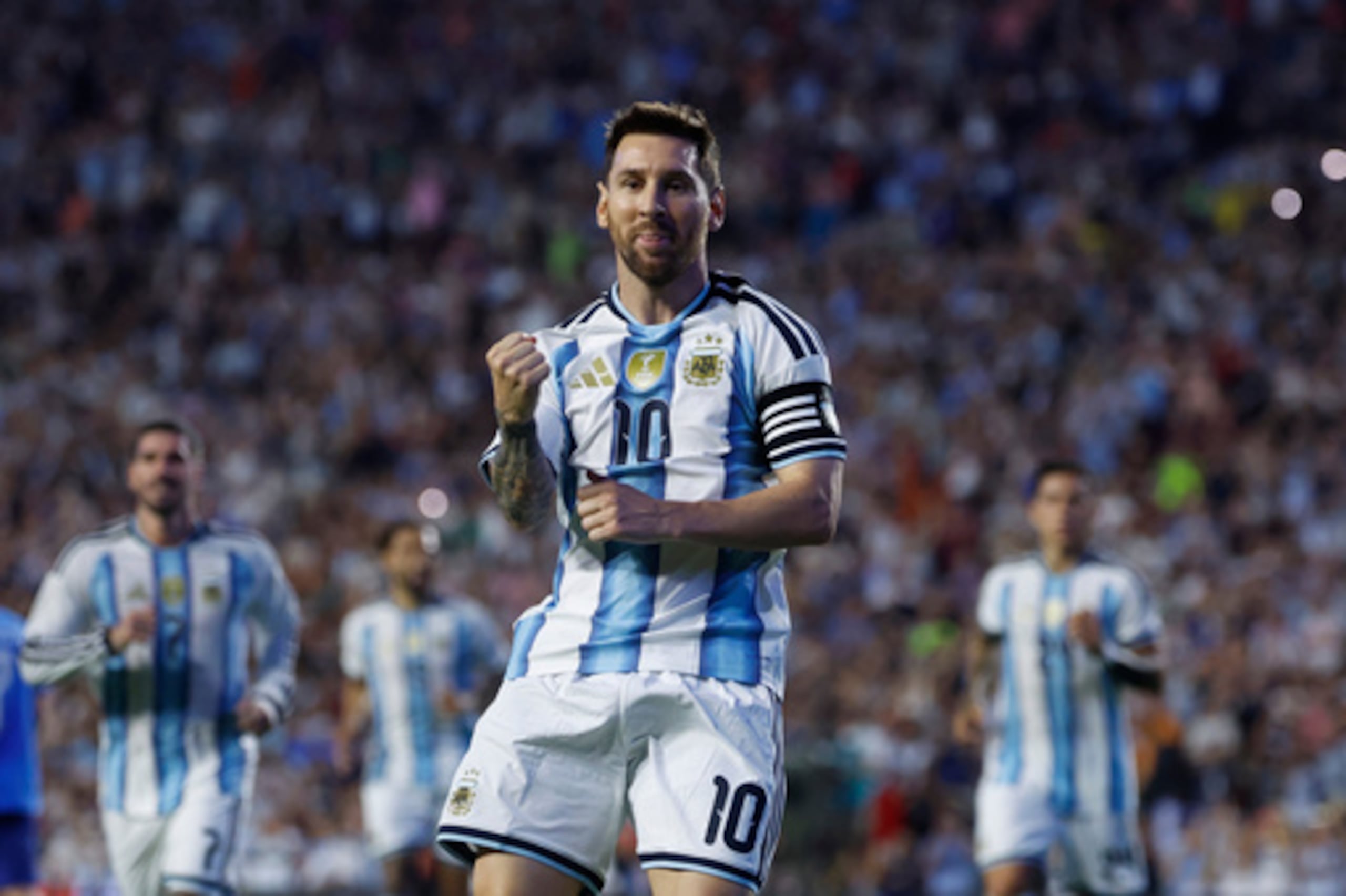 El delantero argentino Lionel Messi (10) reacciona después de anotar en un tiro libre durante el segundo tiempo de un partido amistoso internacional contra Islandia, el martes 9 de junio de 2026, en Auburn, Ala. (AP Photo/Butch Dill)