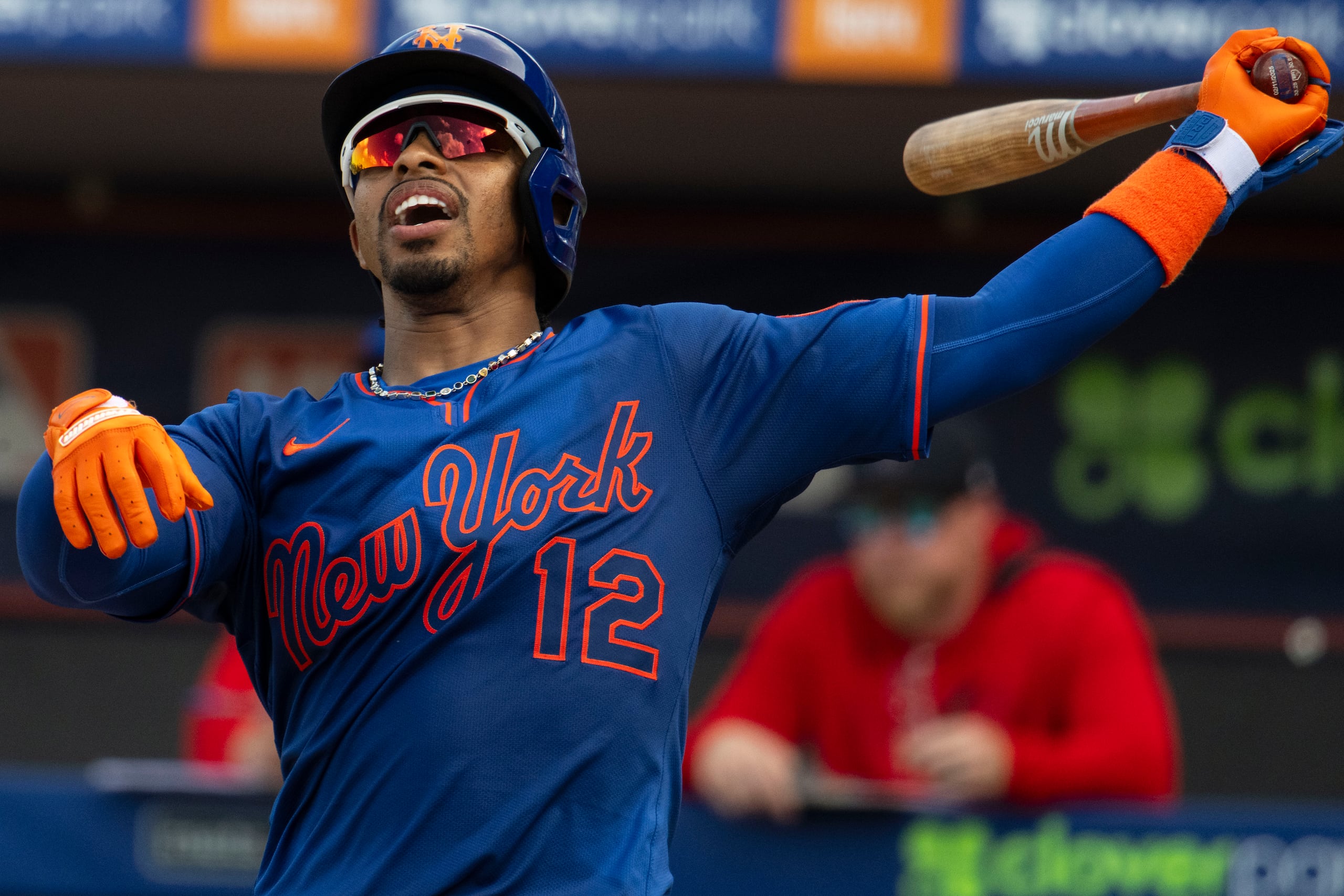 Francisco Lindor, de los Mets de Nueva York, después de conectar un hit en los campos primaverales.