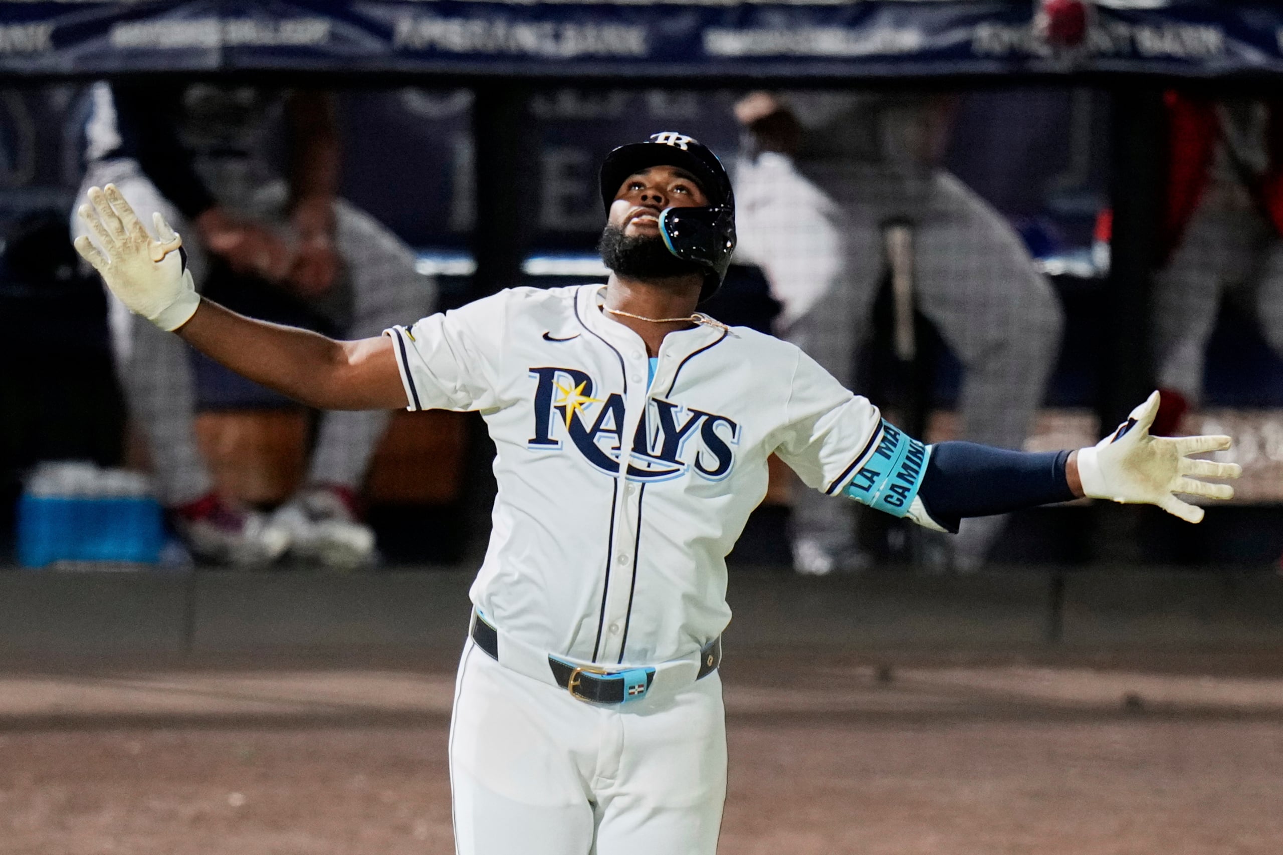 Junior Caminero, de los Rays de Tampa Bay, celebra su cuadrangular frente a Michael Fulmer, lanzador de Medias Rojas de Boston durante la quinta entrada del juego de béisbol de Grandes Ligas, el lunes 14 de abril de 2025, en Tampa, Florida. (AP Foto/Chris O'Meara)