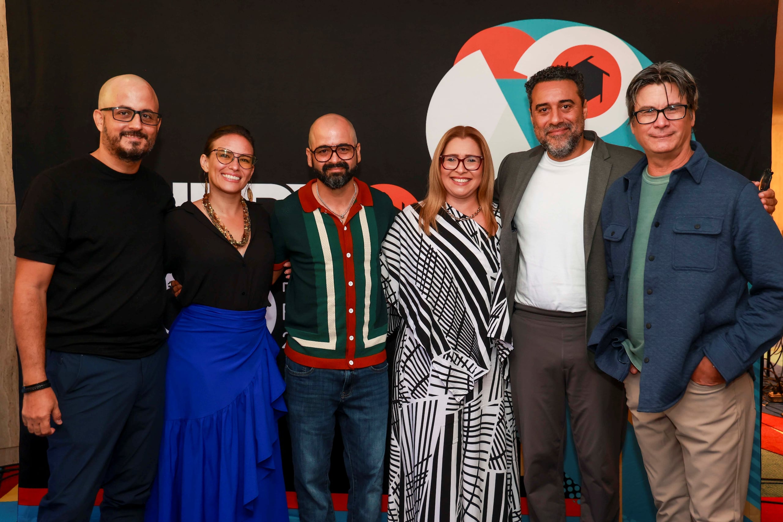 Desde la izquierda: Lester Rivé, director ejecutivo del festival; Michelle Malley Campos, directora de la película "Extranjera"; Carlitos Ruiz Ruiz, director de la película Summer if Three; Frances Rodríguez, Gerente de arte, cultura y turismo de Mayaguez, Arí Maniel Cruz, director de la película Sana y Salva; Ivan Dariel Ortiz, director de la película "De tal palo"