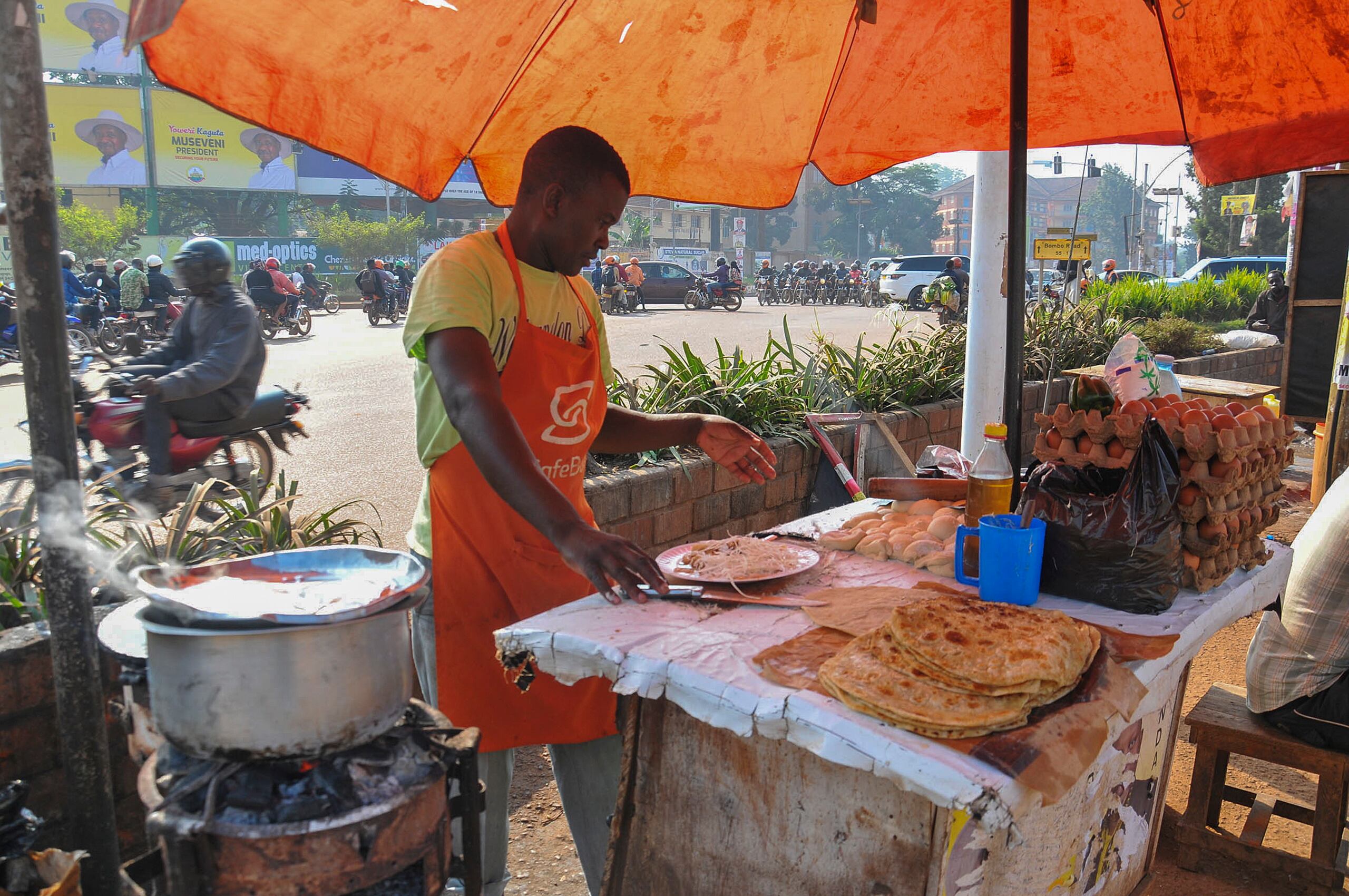 Un vendedor de chapati en la capital ugandesa, Kampala.
