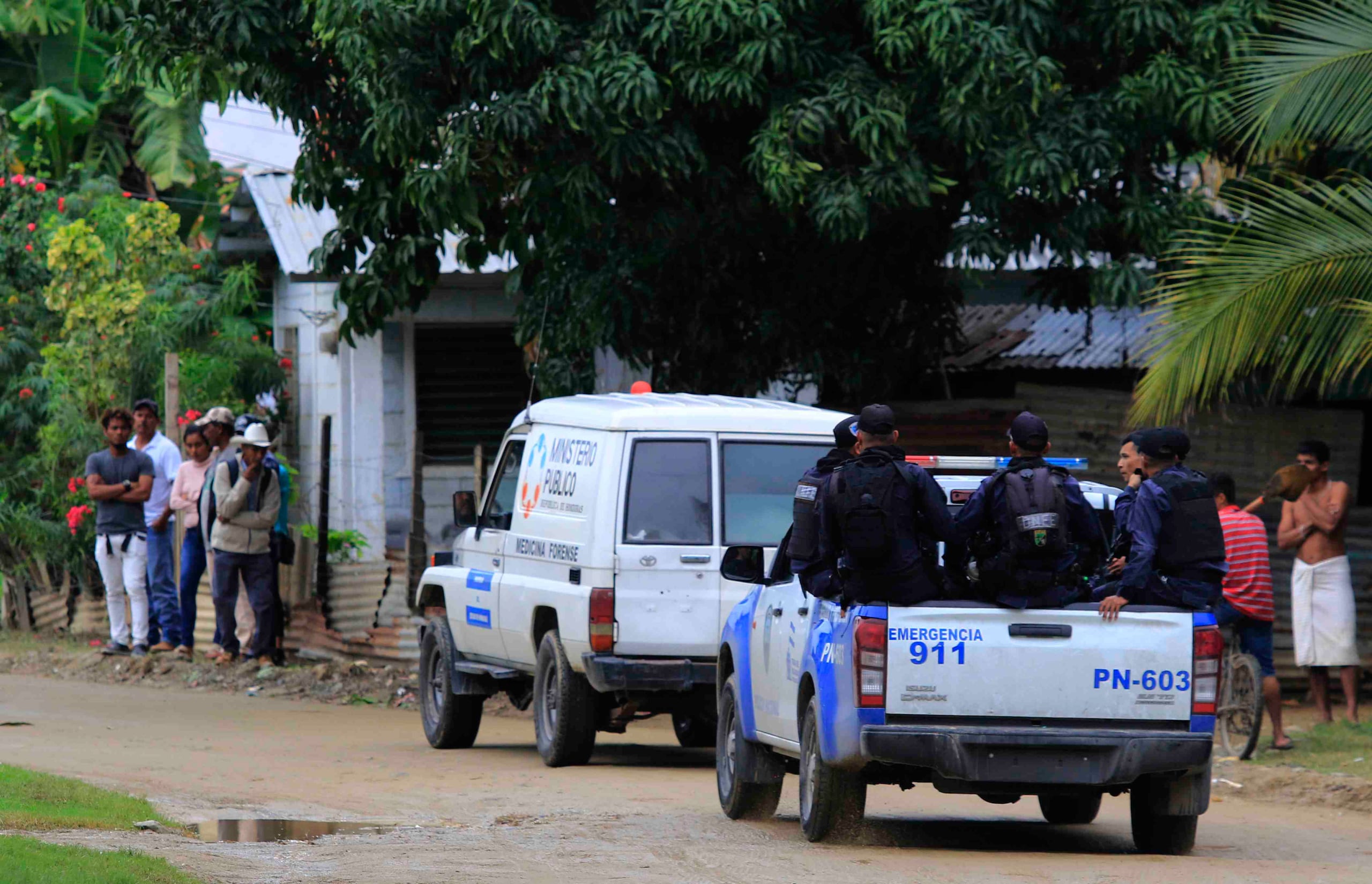 Policías hondureños escoltan el sábado 21 de diciembre de 2019 una camioneta del Ministerio Público que contiene cadáveres de reclusos asesinados el día anterior en una cárcel en Tela, Honduras. (AP/Delmer Martínez)