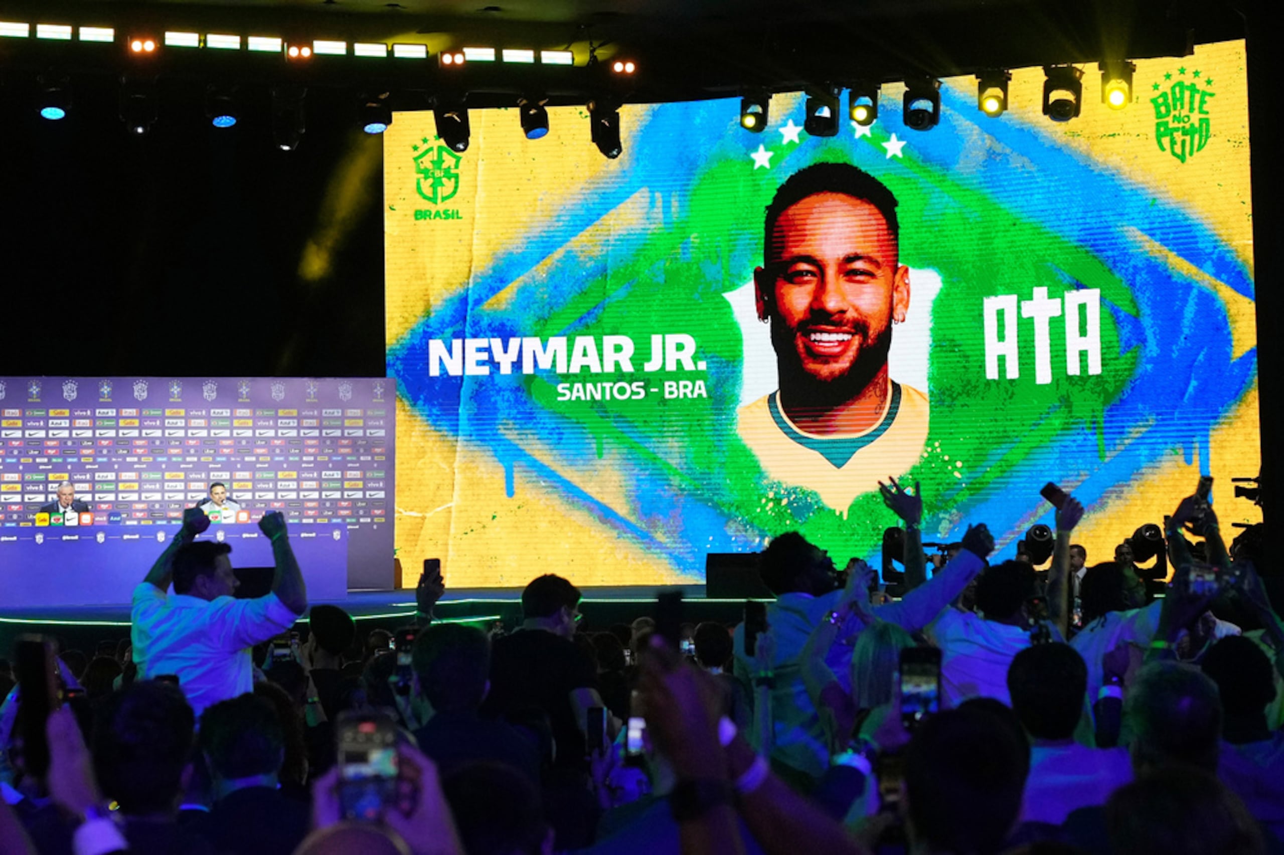 Una imagen de Neymar aparece al ser nombrado por el entrenador de Brasil Carlo Ancelotti para la selección que disputará la Copa Mundial el lunes 18 de mayo del 2026. (AP Foto/Silvia Izquierdo)