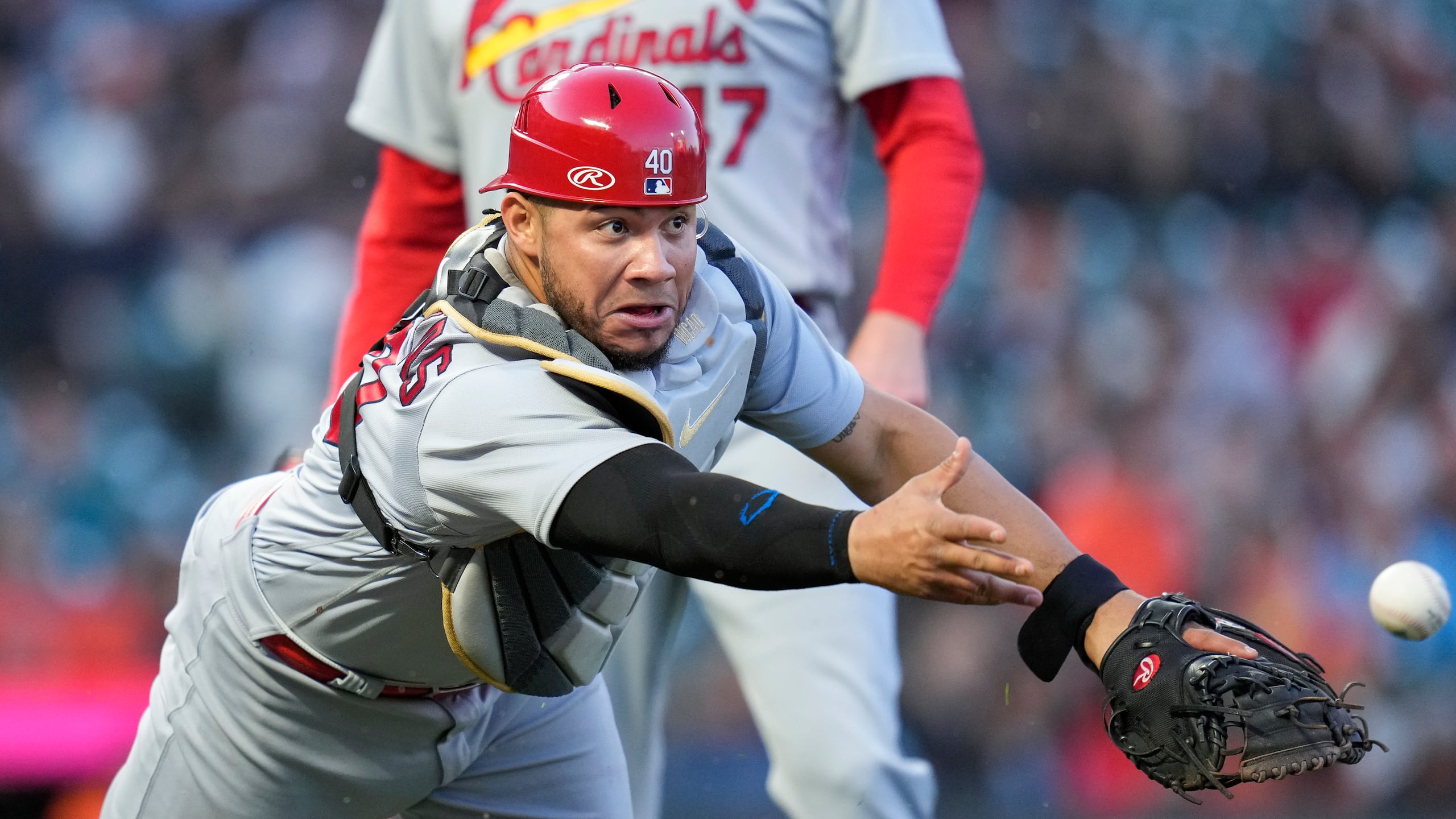 Puede que al receptor venezolano Willson Contreras le esté tomando tiempo acoplarse a los Cardinals luego de haber jugado siete temporadas con los rivales Cubs de Chicago, según Yadier Molina.