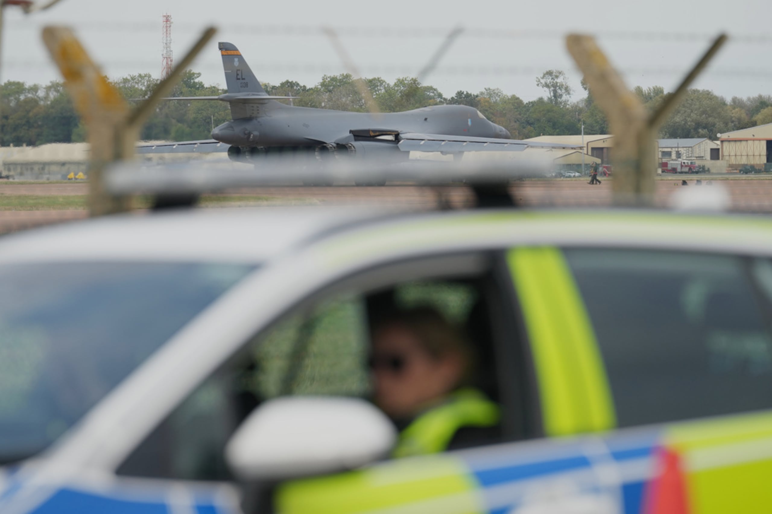 Un bombardero B-1 se prepara para despegar mientras agentes de la Policía vigilan un puesto de control cerca de la base aérea RAF Fairford, en Fairford, Inglaterra, el 29 de septiembre de 2026.