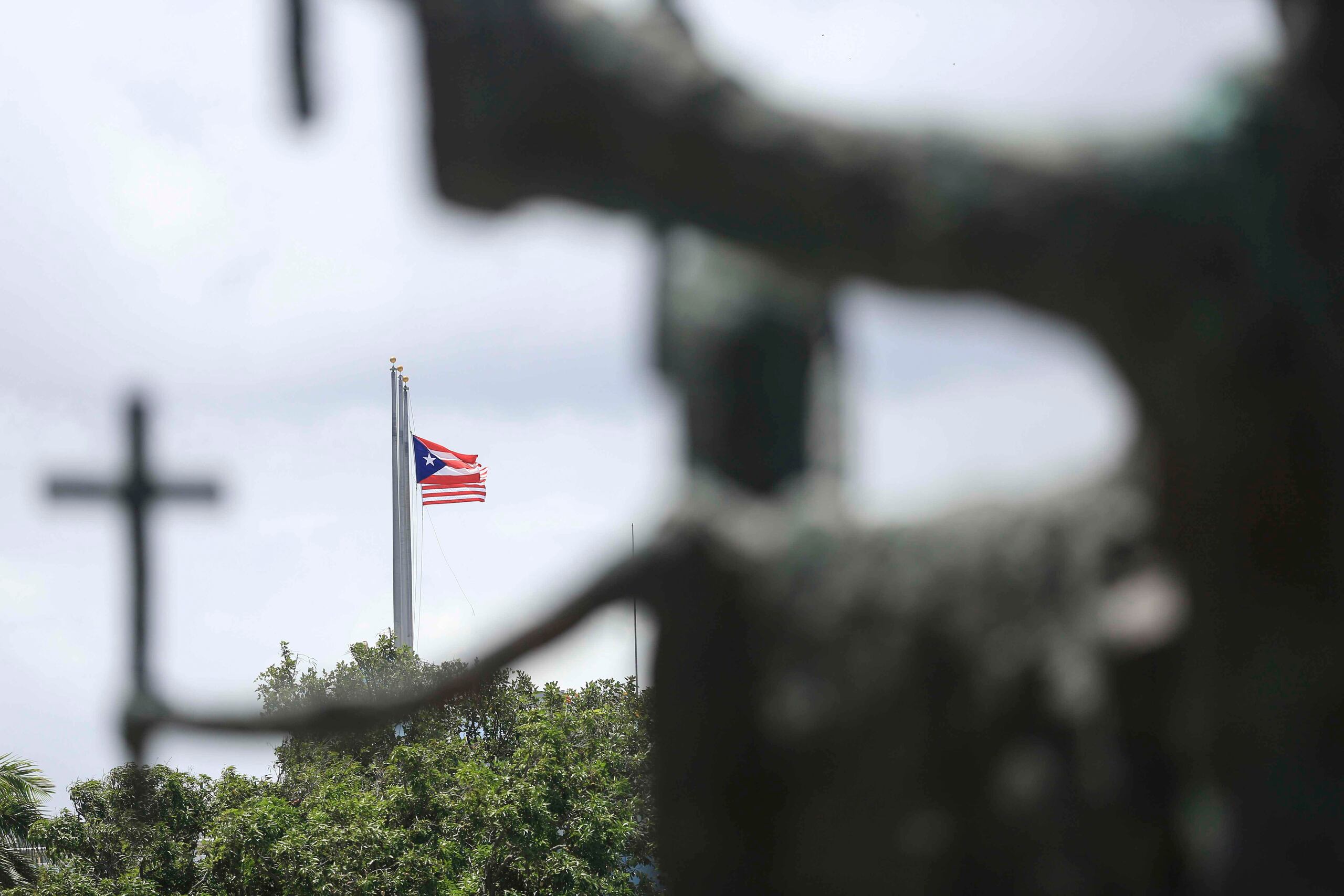 Banderas a media asta en La Fortaleza. (GFR Media)