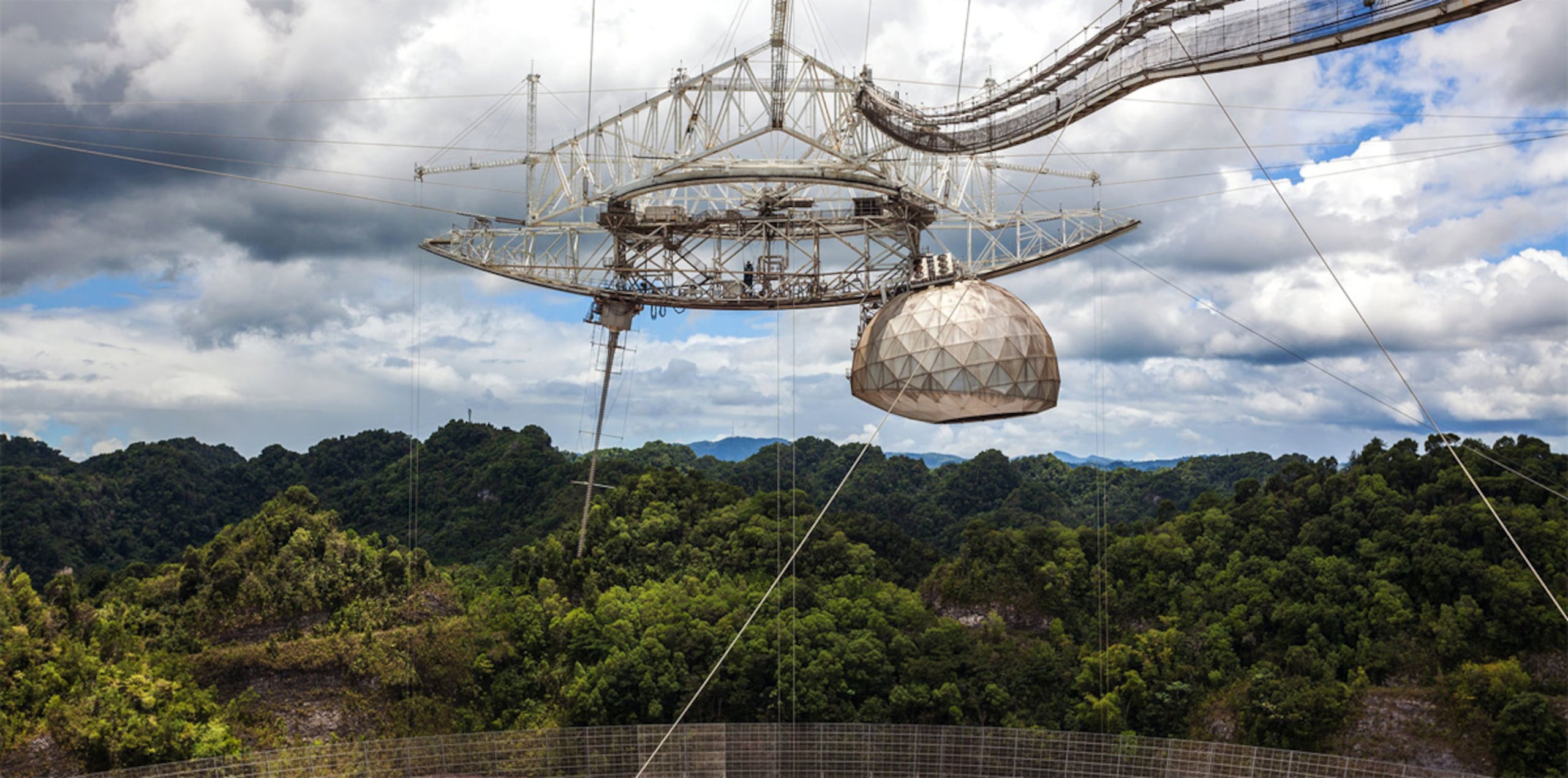 El Observatorio de Arecibo cuenta con el mayor radiotelescopio del mundo para buscar vida inteligente en otros planetas. (Archivo)