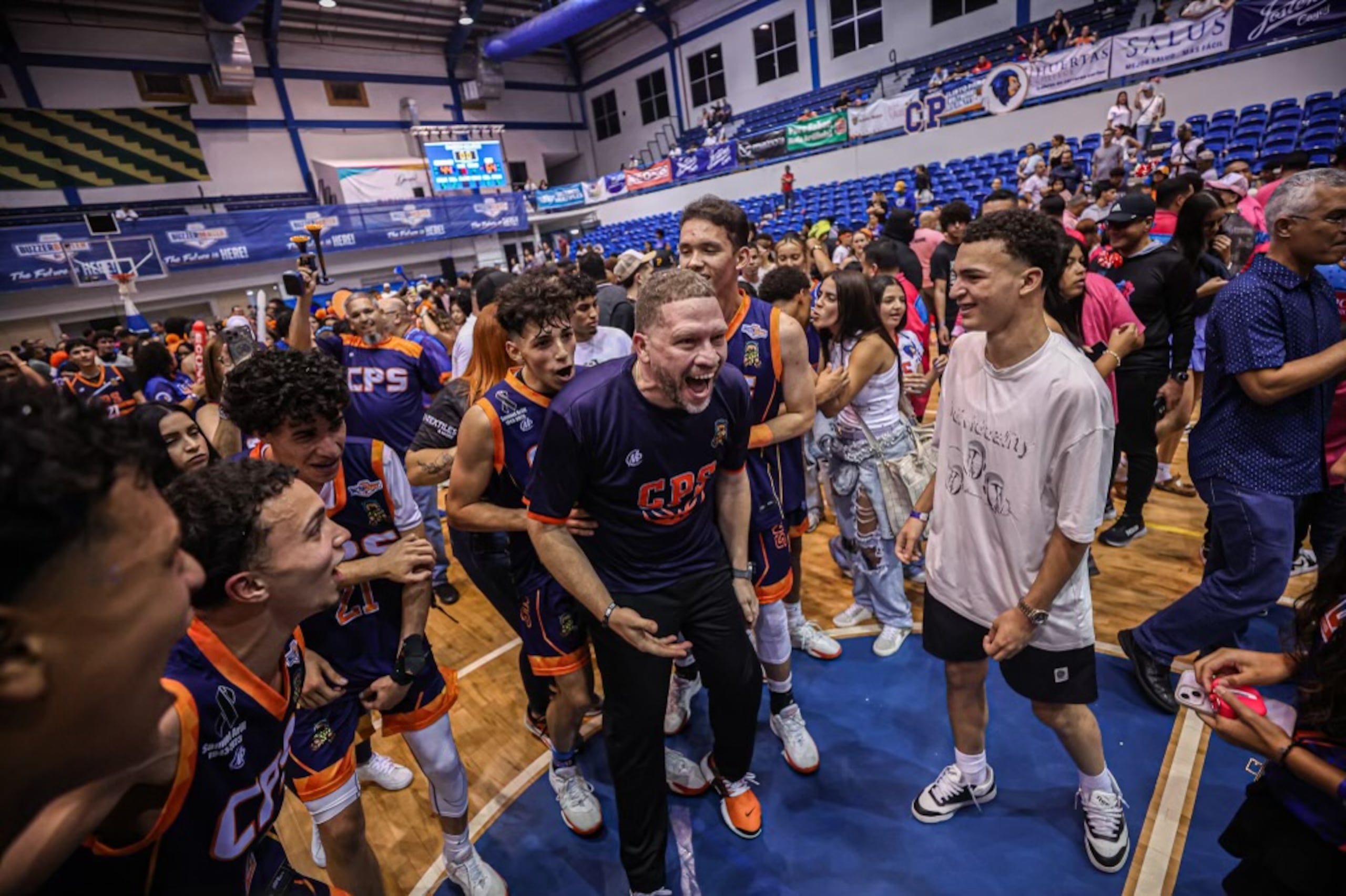 El dirigente Iván Ríos festeja junto a los jugadores de Caguas Private School, tras convertirse en campeones nacionales.