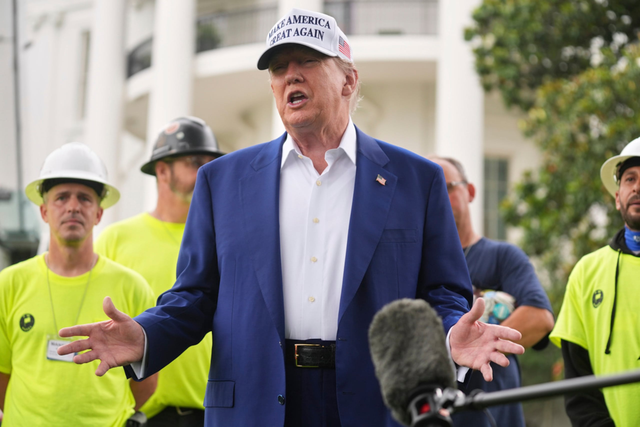 El presidente Donald Trump habla mientras se instala un asta de bandera en el Jardín Sur de la Casa Blanca, el 18 de junio de 2025, en Washington.