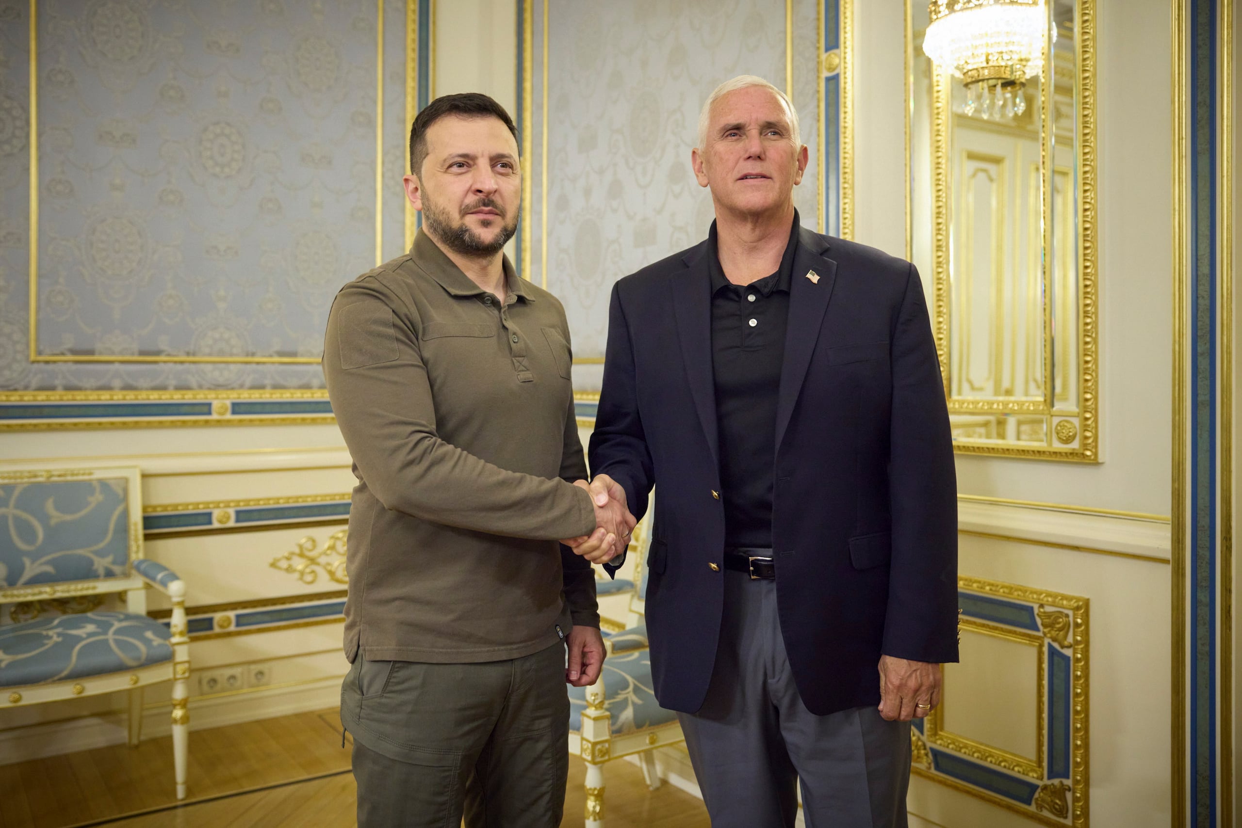 Mike Pence quiso mostrar con este viaje su posición respecto al conflicto ucraniano, como defensor del papel de liderazgo estadounidense en el apoyo a Kiev. (EFE/EPA/PRESIDENTIAL PRESS SERVICE / HANDOUT HANDOUT EDITORIAL USE ONLY/NO SALES)