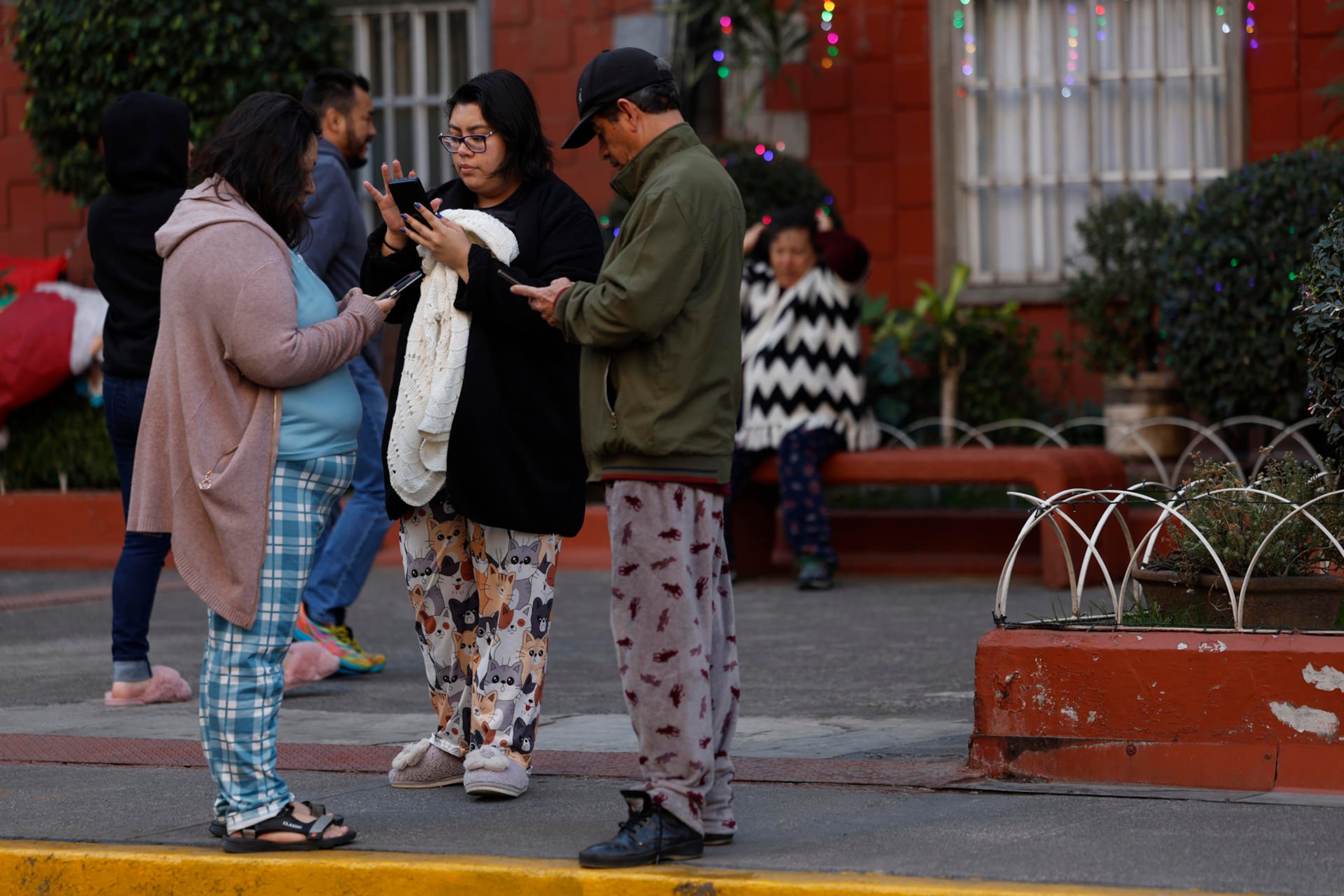 Personas salieron a la calle tras el sismo este viernes, en Ciudad de México.