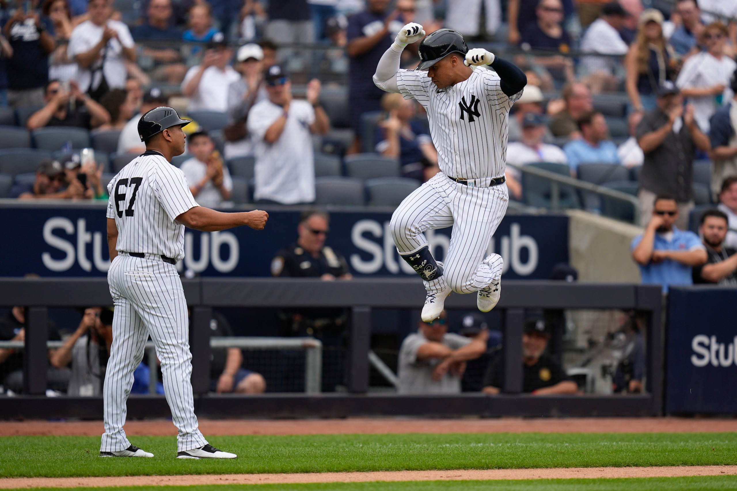Juan Soto, derecha, de los Yankees de Nueva York, celebra con el coach de tercera base Luis Rojas después de batear cuadrangular de tres carreras durante la octava entrada del juego de béisbol en contra de los Rays de Tampa Bay, el lunes 22 de julio de 2024, en Nueva York. (AP Foto/Seth Wenig)