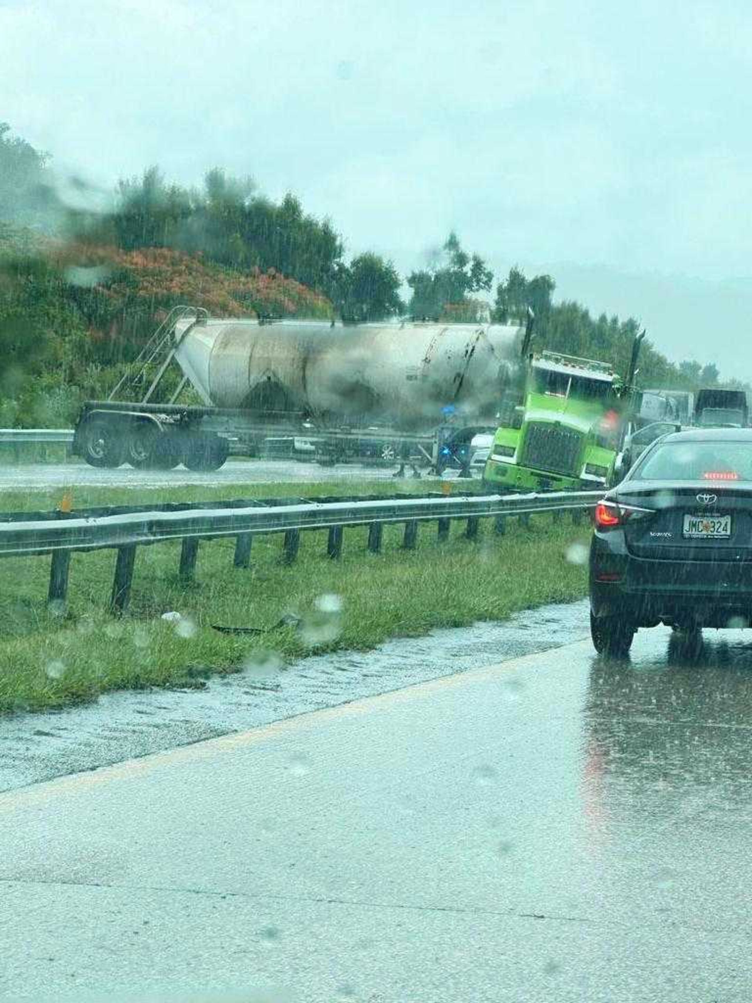 Camión volcado en el Expreso 22 provocó el cierre de carriles por varios minutos. Foto suministrada